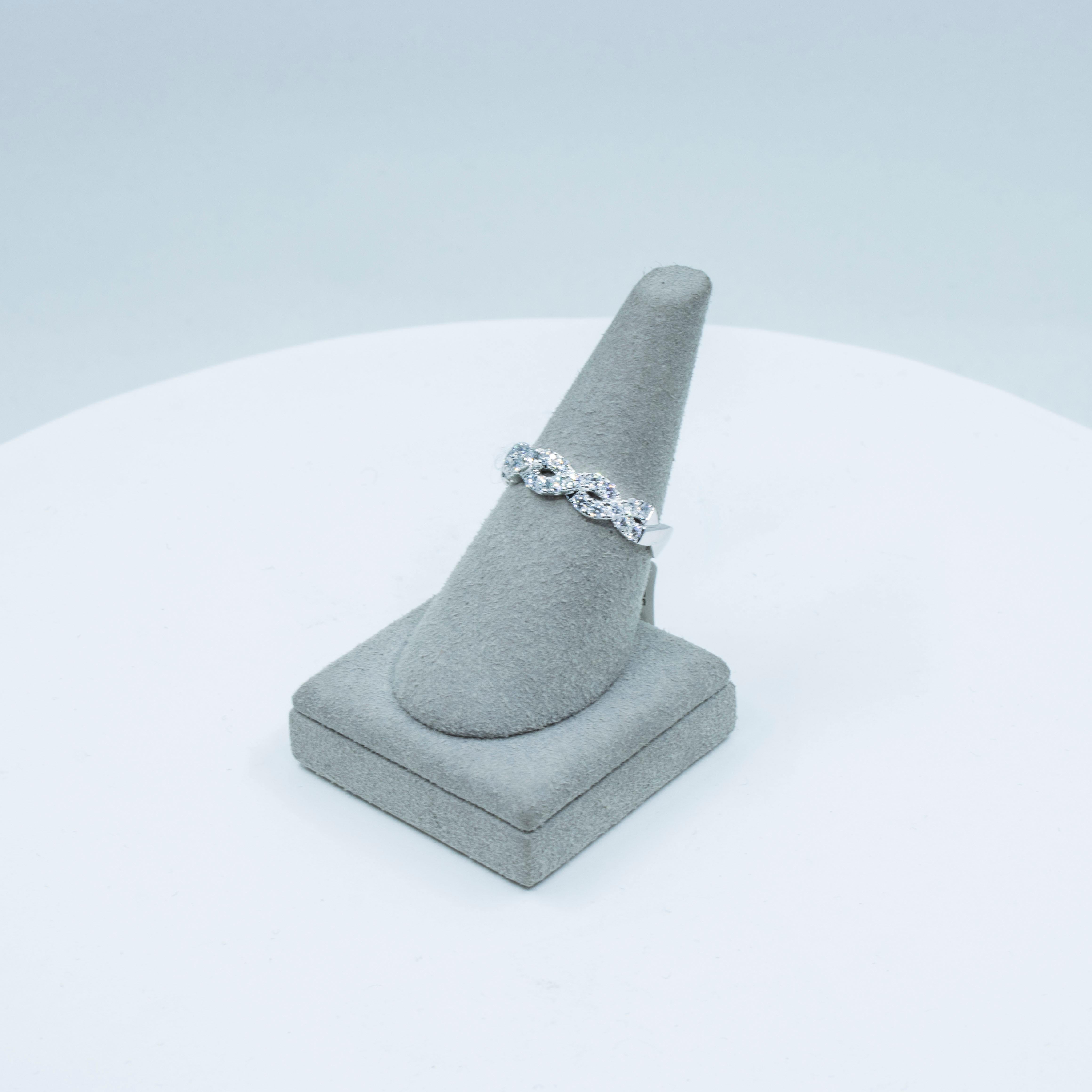 Donna Roman Malakov Diamonds 0,62 carati totali, taglio rotondo, fascia nuziale Infinity con diamanti a raggiera in vendita