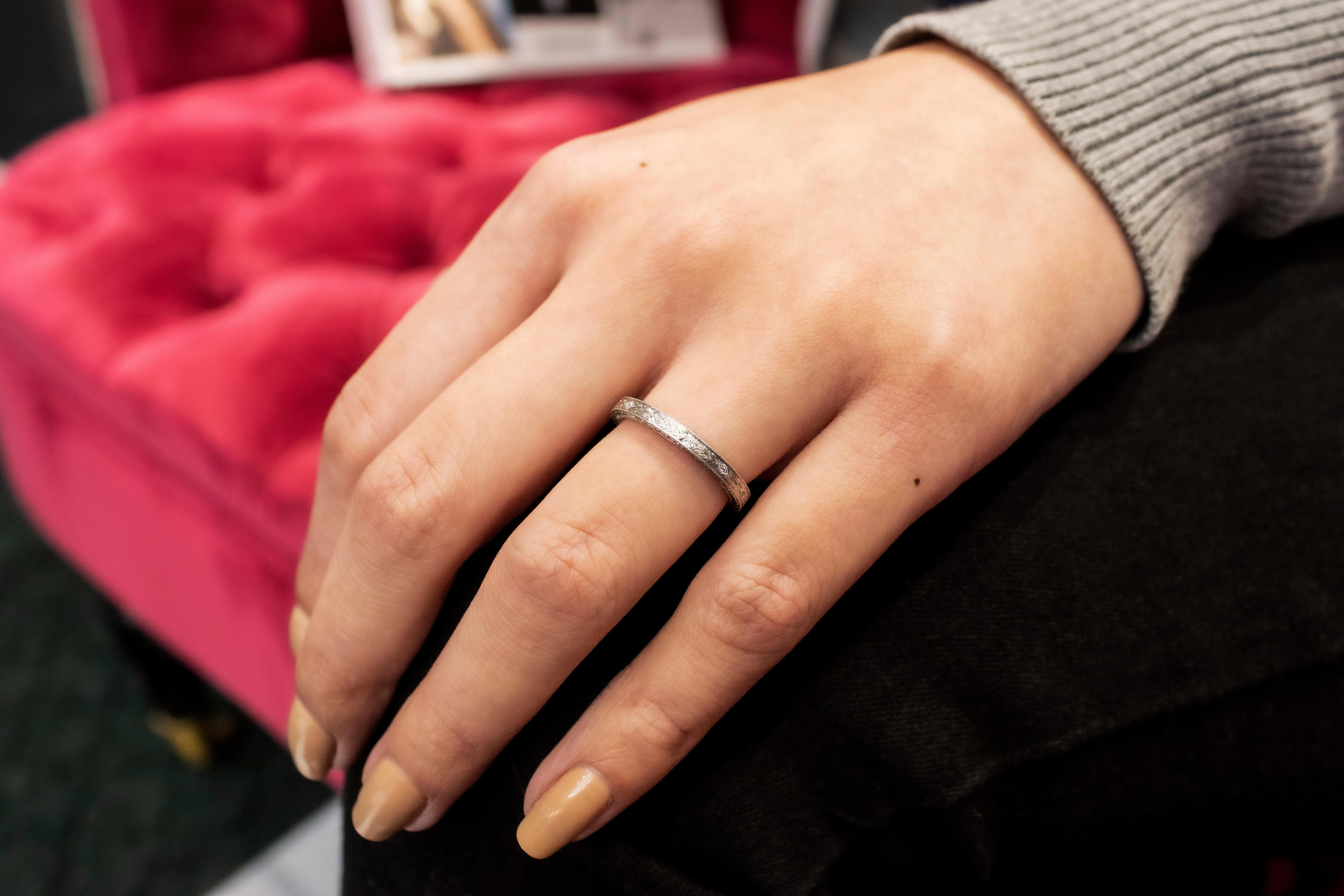 Roman Malakov, handgravierter Ehering mit rundem Diamanten im Zustand „Neu“ im Angebot in New York, NY