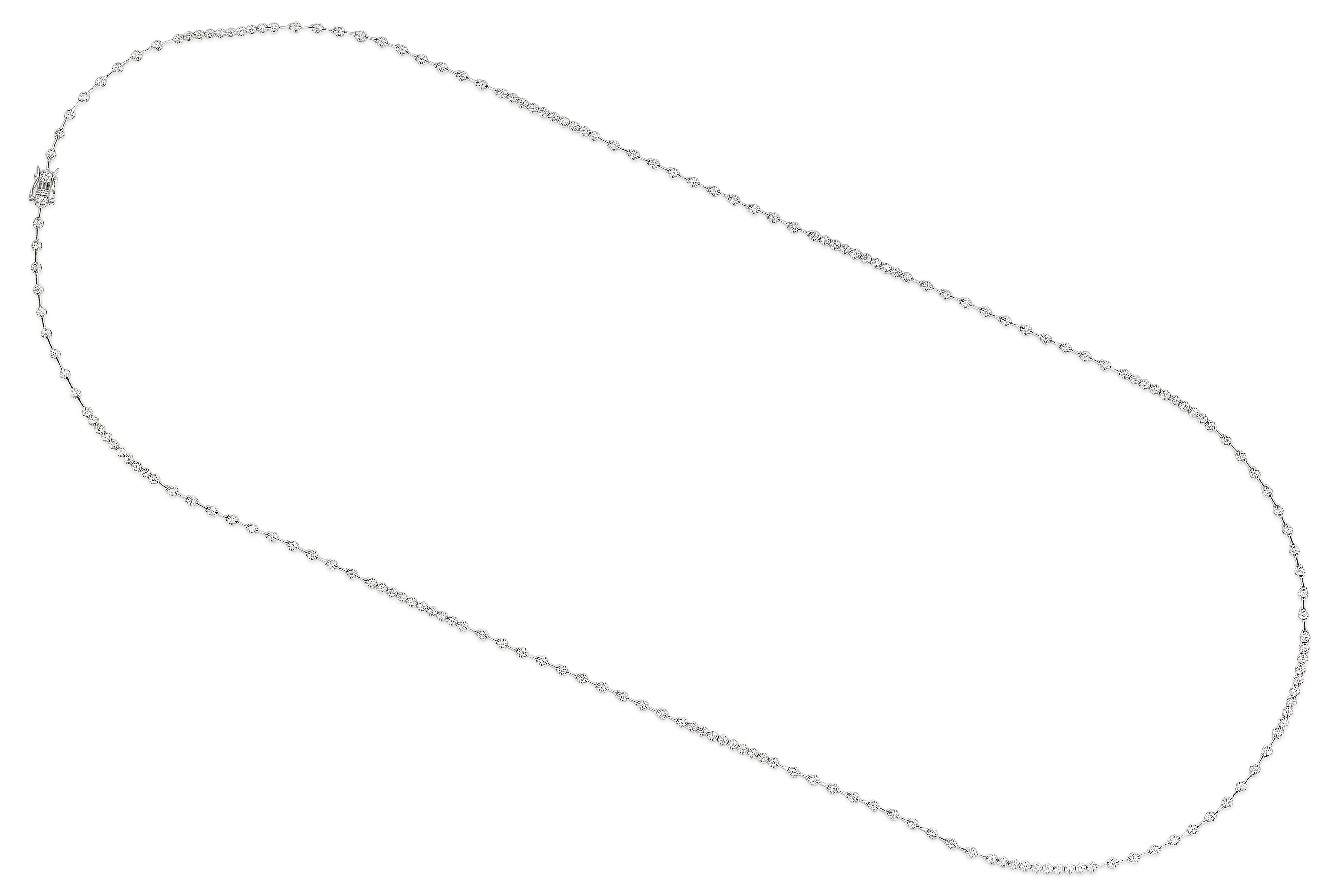 Ein gut verarbeitetes, langes Collier mit 189 runden, gleichmäßig verteilten Brillanten in einer polierten Fassung aus 18 Karat Weißgold. Diamanten wiegen 2,58 Karat insgesamt, F Farbe und SI in Klarheit. 31,75 Zoll in der Länge.

Roman Malakov ist