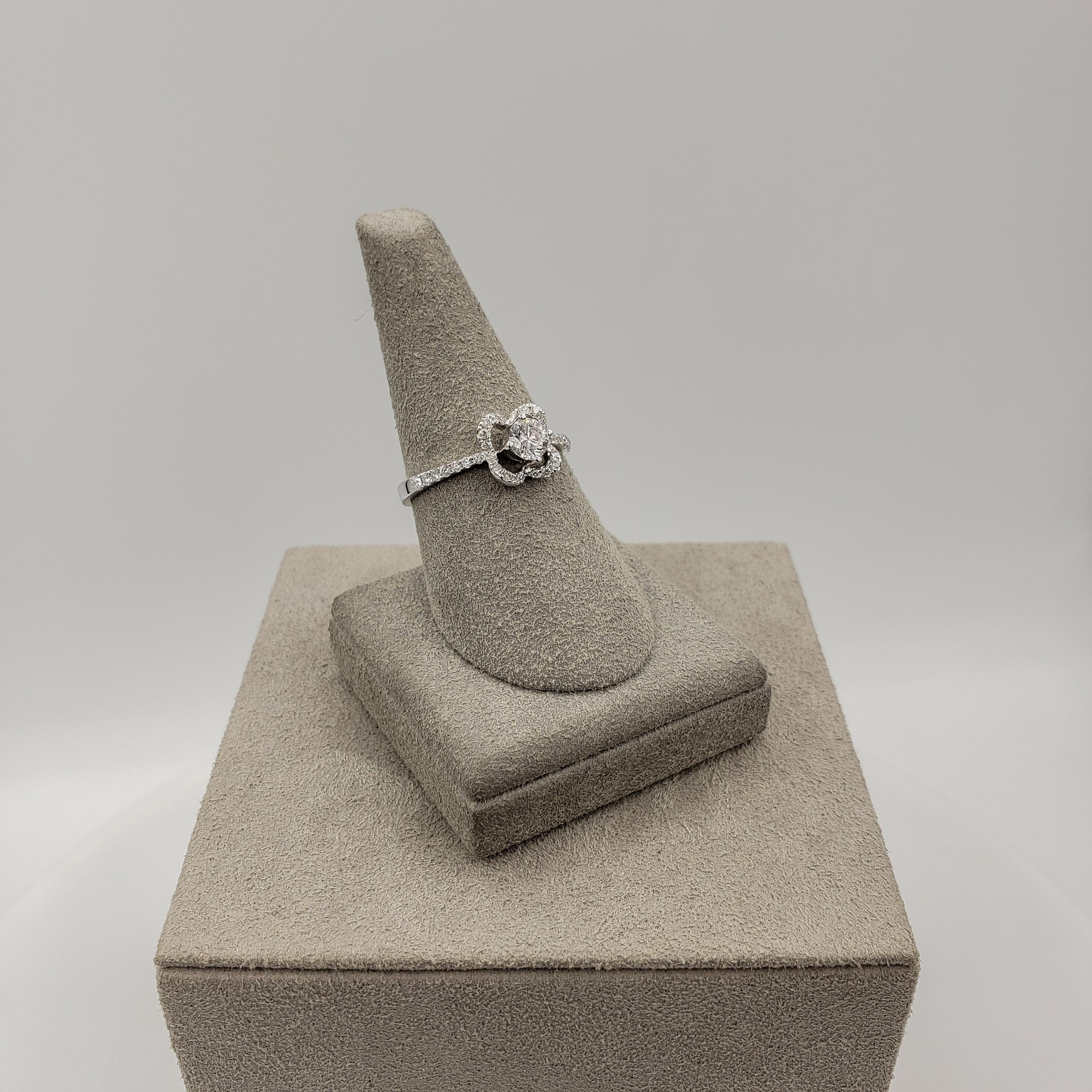 Roman Malakov Verlobungsring, 0.32 Karat runder Diamant, Kompass gefasster floraler Halo im Angebot 2