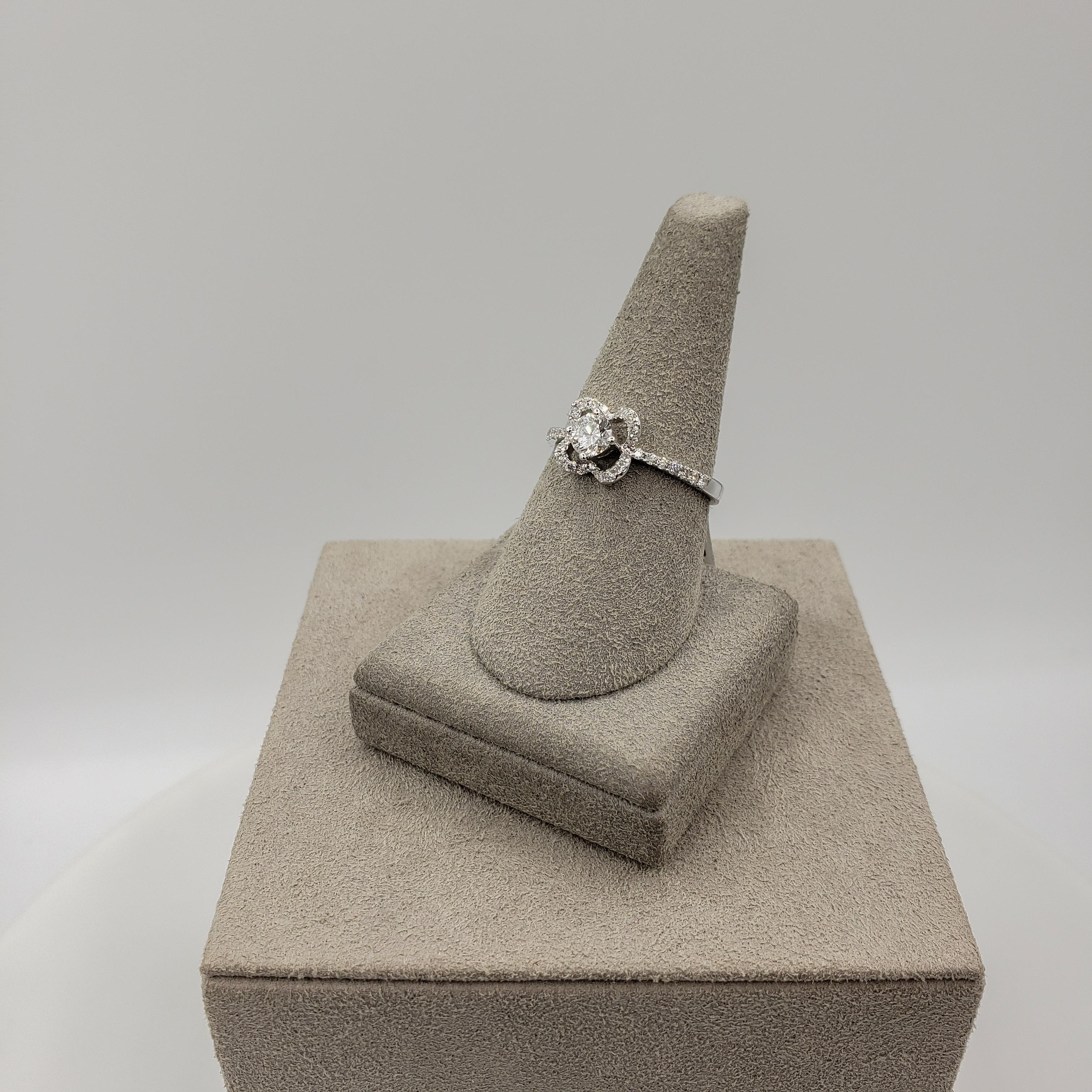 Roman Malakov Verlobungsring, 0.32 Karat runder Diamant, Kompass gefasster floraler Halo Damen im Angebot