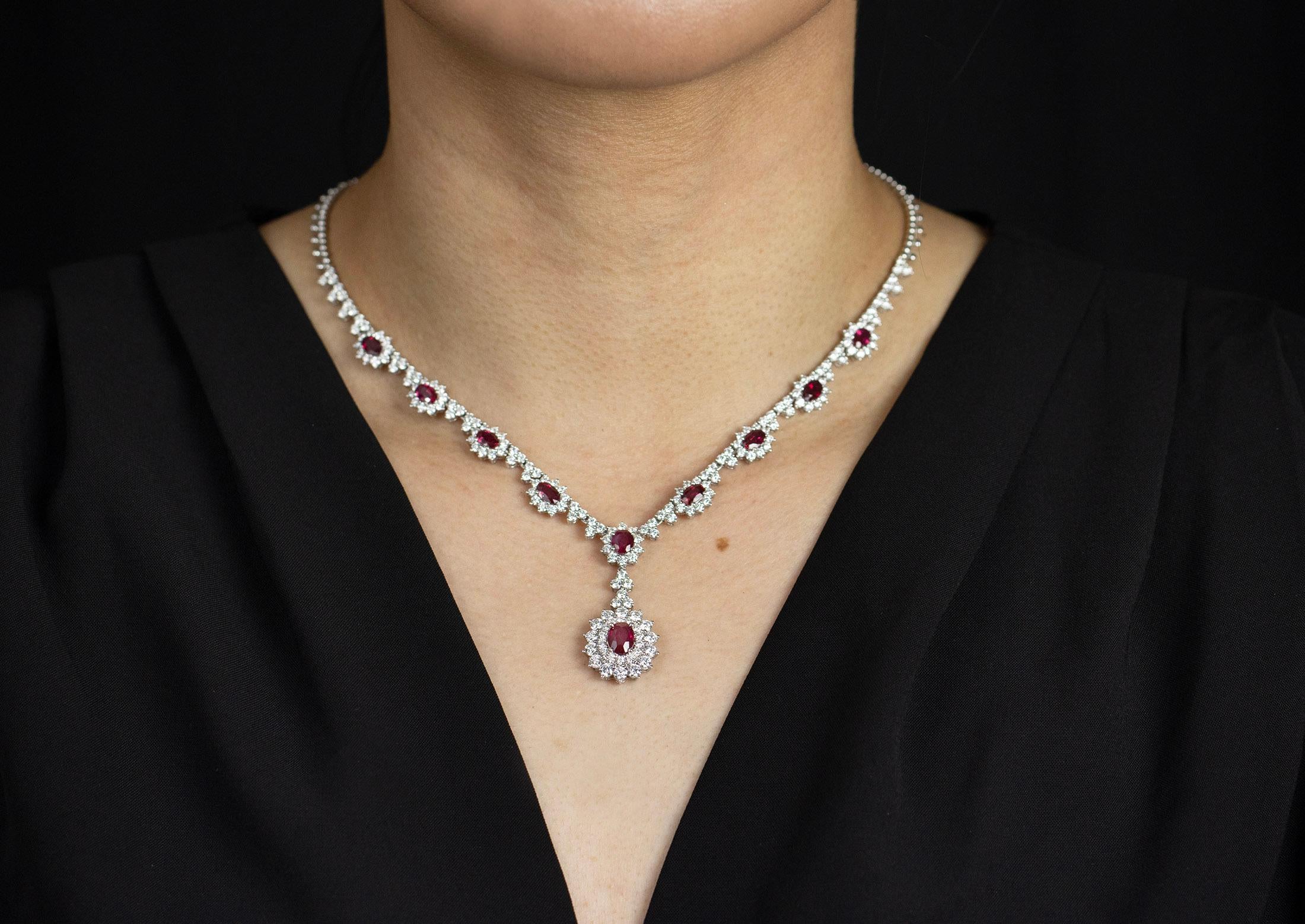 Collar Colgante Halo de Oro Blanco con Rubí y Diamantes de Corte Oval de 5,93 Quilates Contemporáneo en venta