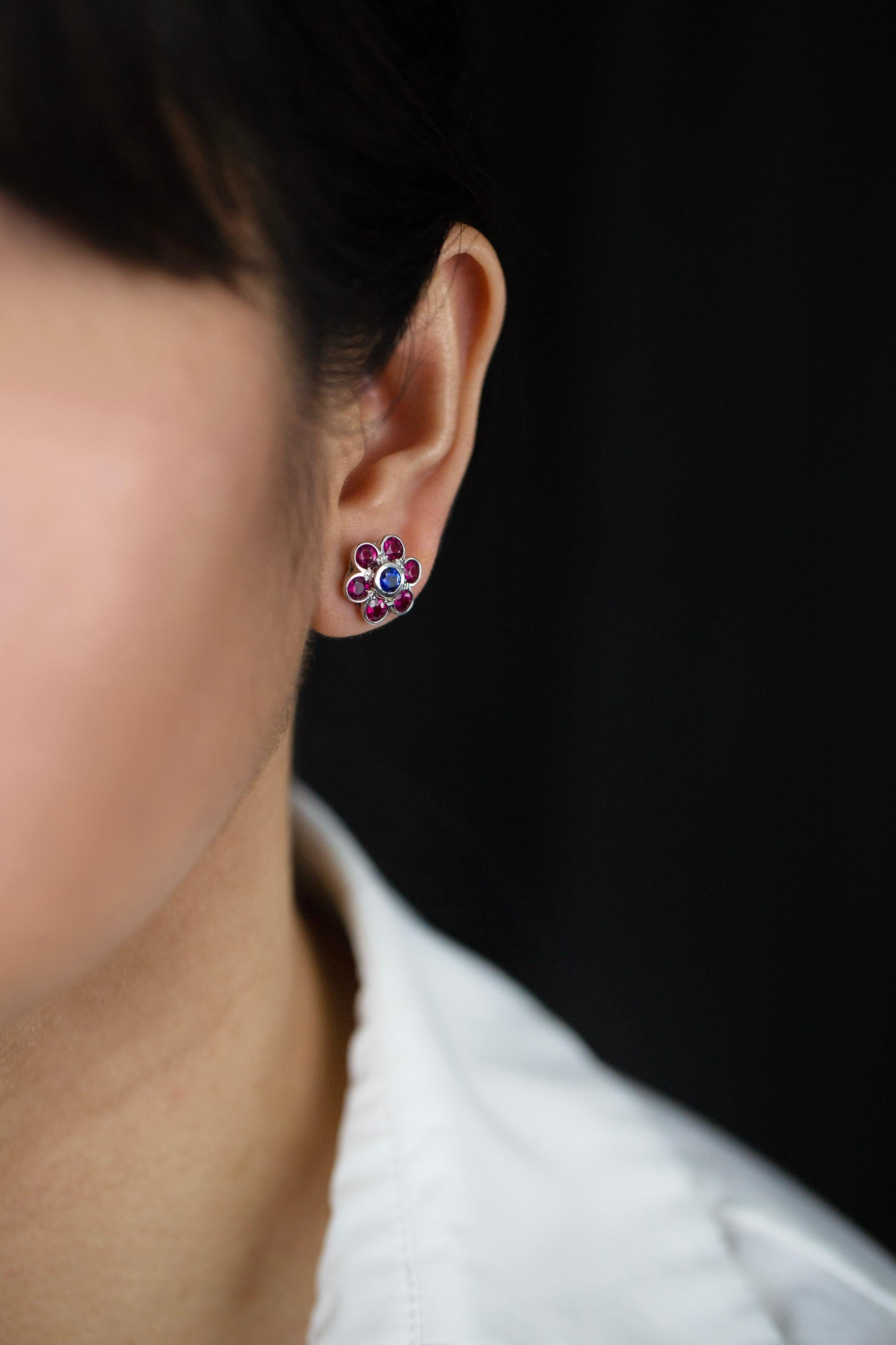3.07 Carats Total Brilliant Round Cut Ruby and Sapphire Flower Stud Earrings In New Condition For Sale In New York, NY