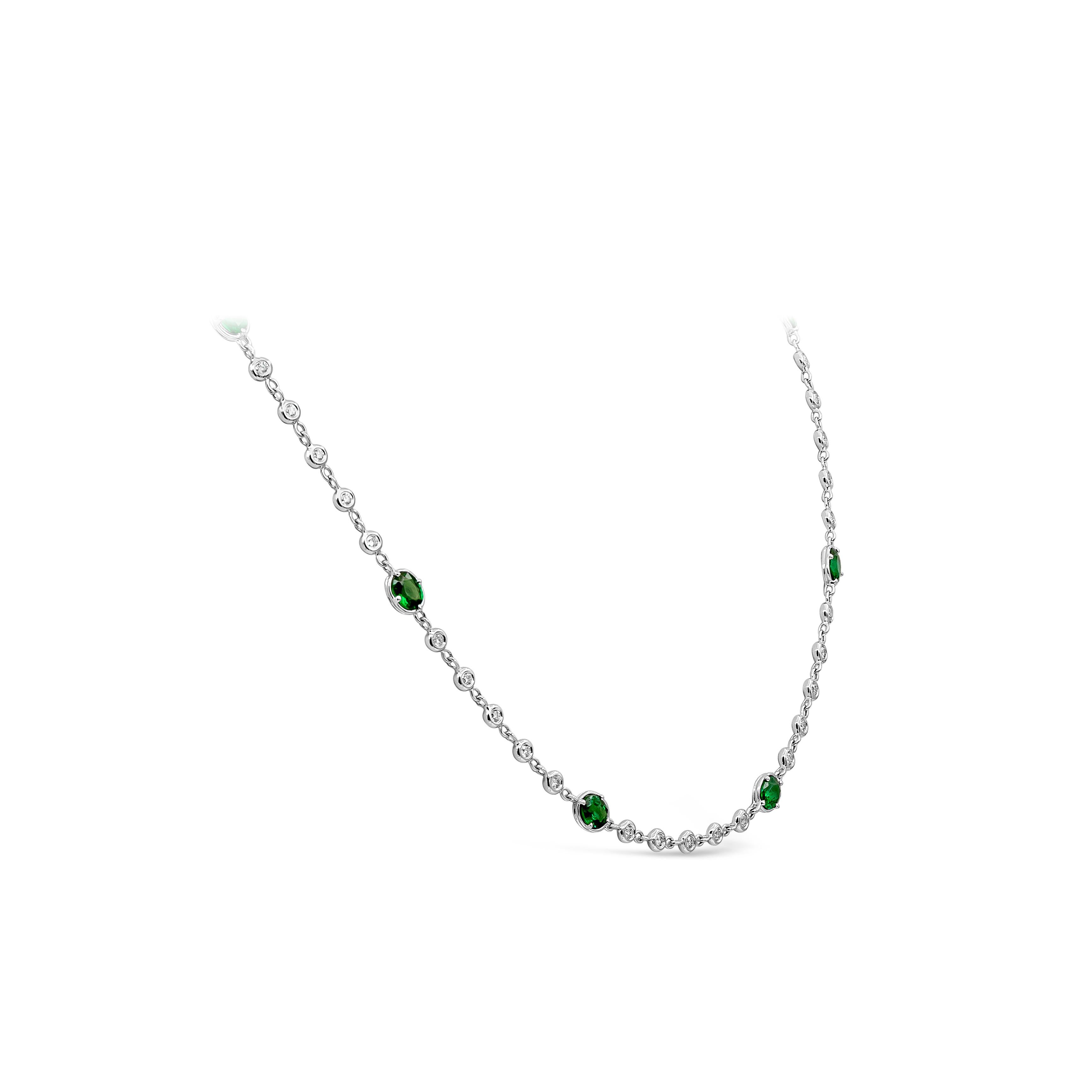 Eine klassische Halskette mit Diamanten im Yard-Schliff, die mit ovalen Tsavoriten verziert ist. Fassung aus 18 Karat Weißgold. Die Diamanten wiegen insgesamt 0,96 Karat; der Tsavorit wiegt insgesamt 3,73 Karat. 

Stil in verschiedenen Preisklassen