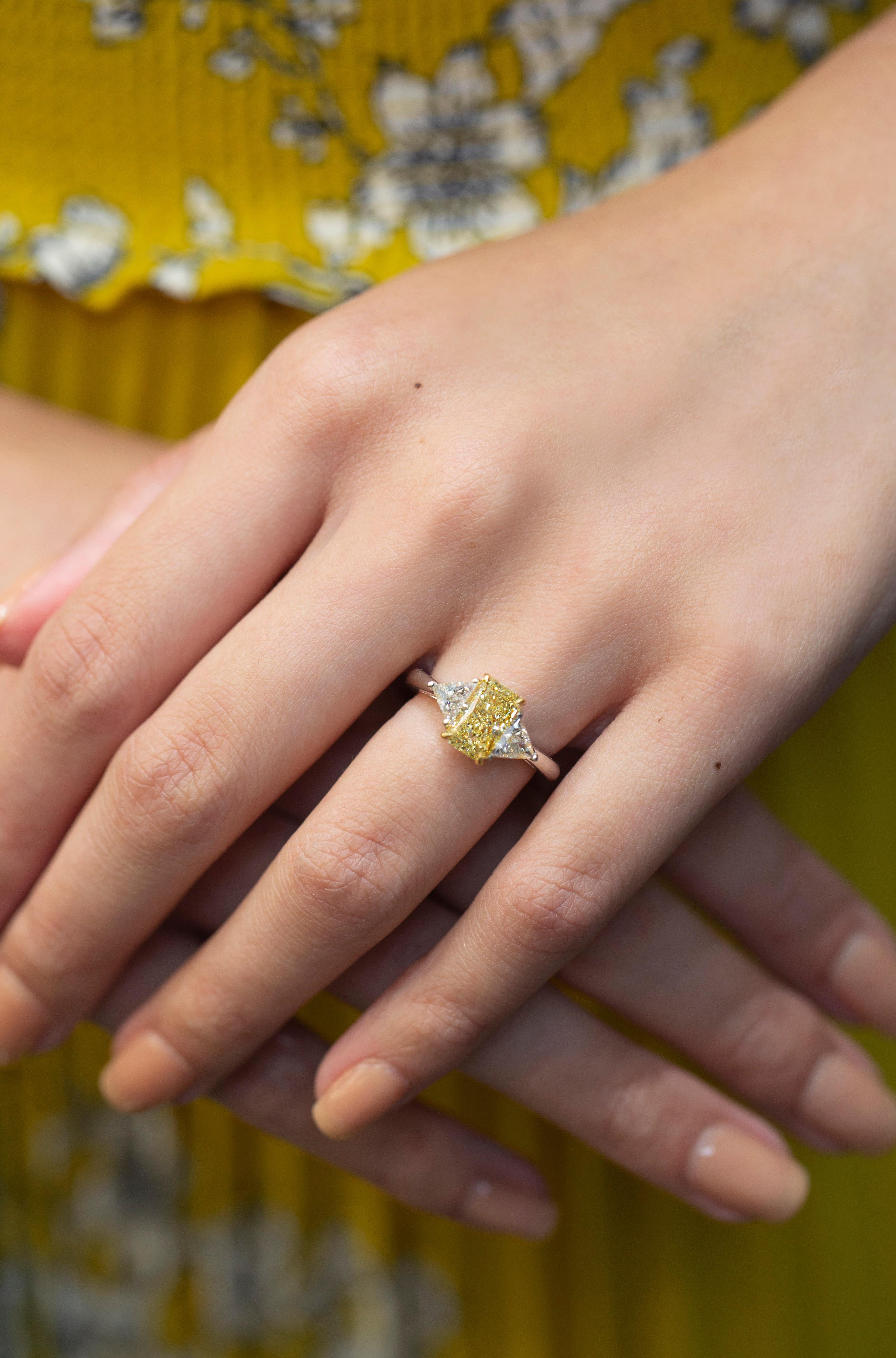 Verlobungsring mit drei Steinen, GIA-zertifizierter 2,02 Karat gelber Diamant im Strahlenschliff im Zustand „Neu“ im Angebot in New York, NY