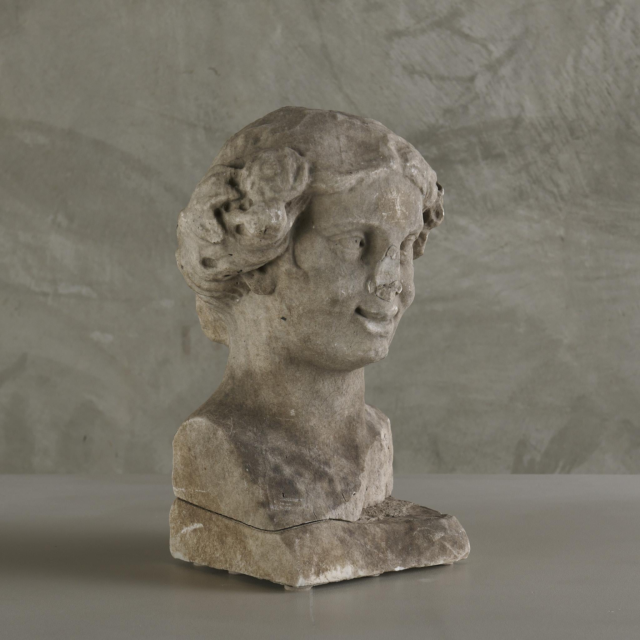 Sculpté à la main Buste de Bacchus en marbre romain, vers le 2e siècle après J.-C. en vente