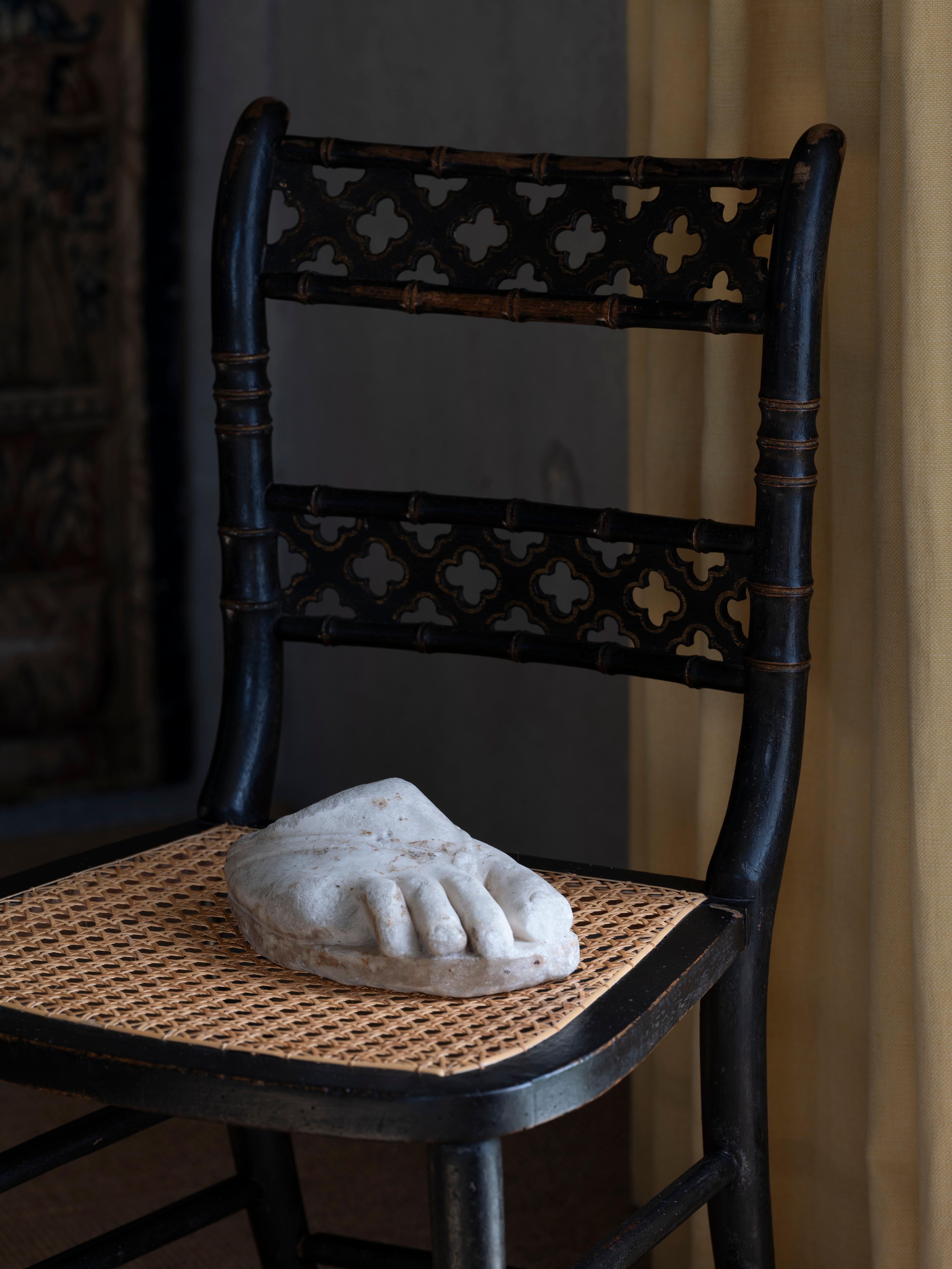 Questo suggestivo frammento di piede in marmo romano è un residuo senza tempo della scultura sovralimentata di cui faceva parte. Intagliata e lucidata con sensibilità, la suola esterna del sandalo rimane, con delicati cinturini appuntiti che si