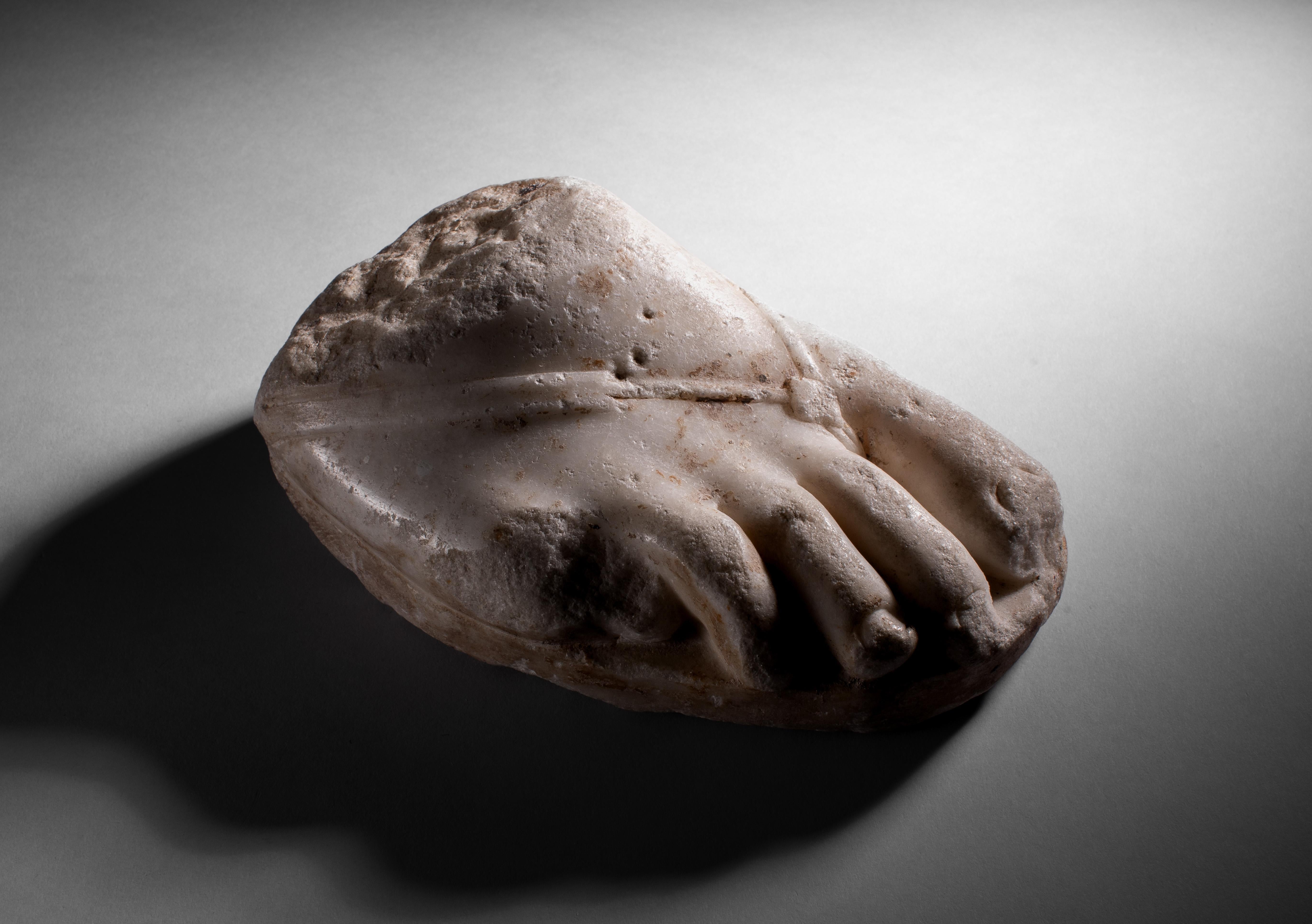 Romano classico Piede romano in marmo con sandalo in vendita