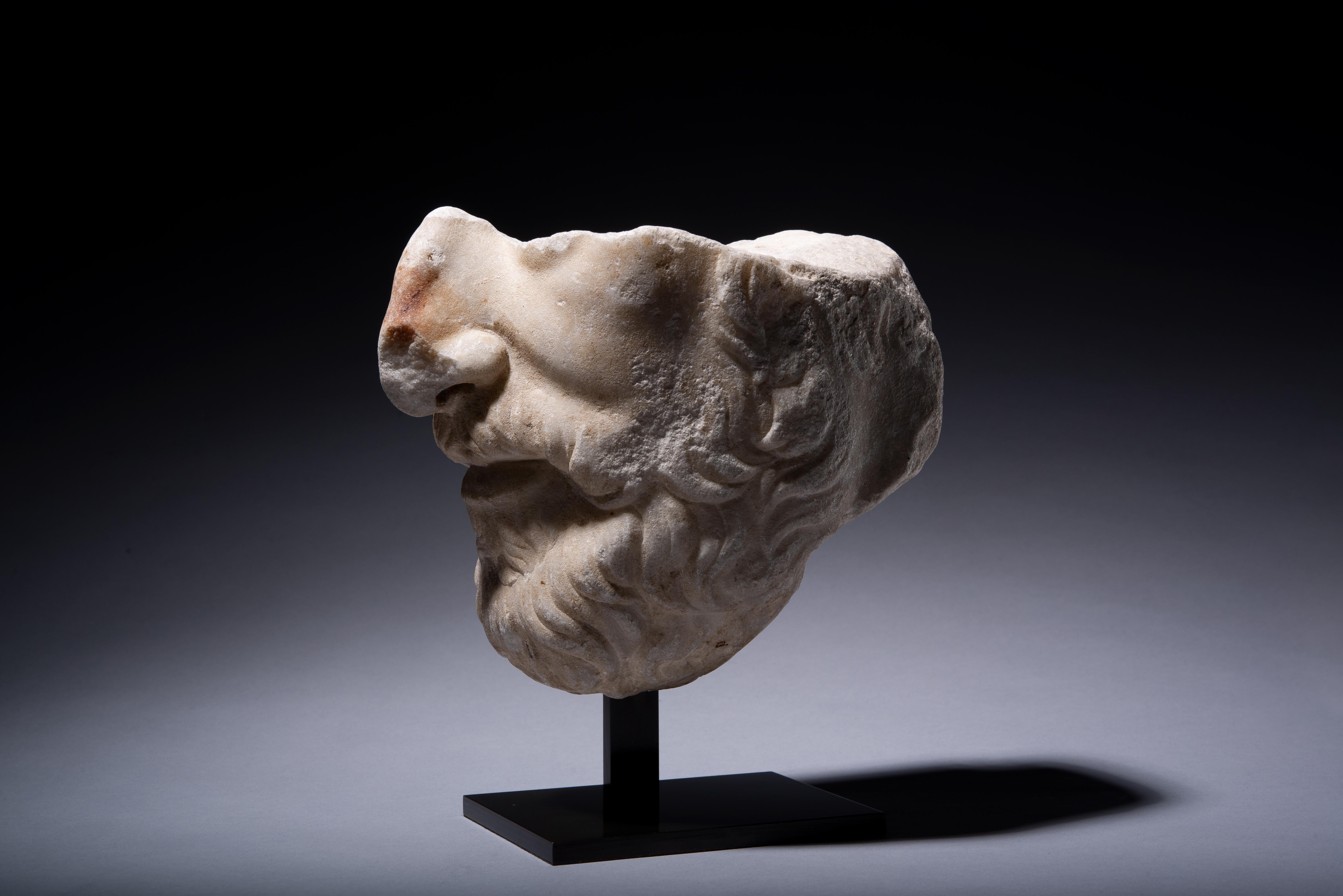 Sculpté Fragment de tête en marbre romain en vente