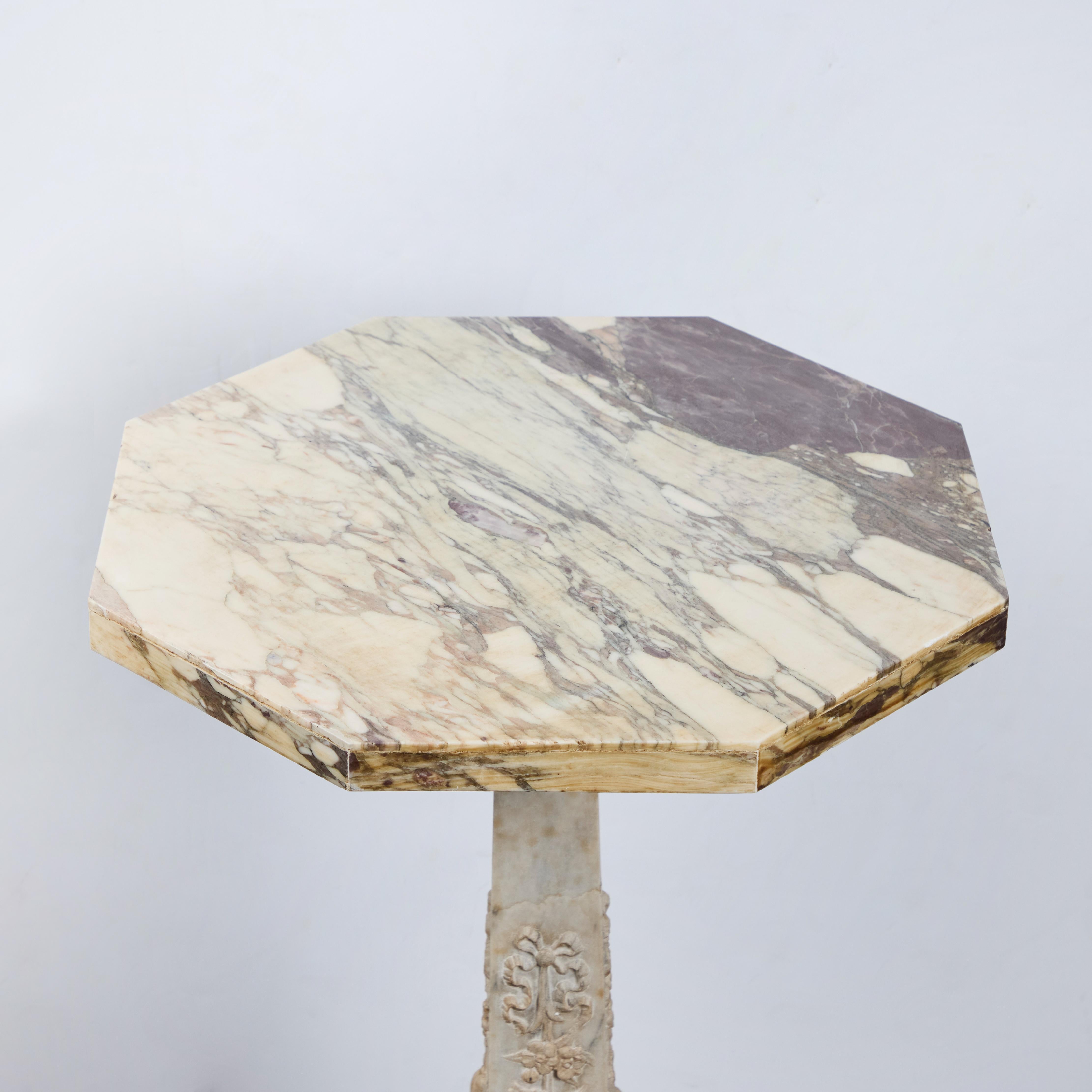 Table romaine de forme octogonale avec 3 types de marbre, dont un piédestal en marbre de Carrare minutieusement sculpté à la main.  Construction en une seule pièce.  
