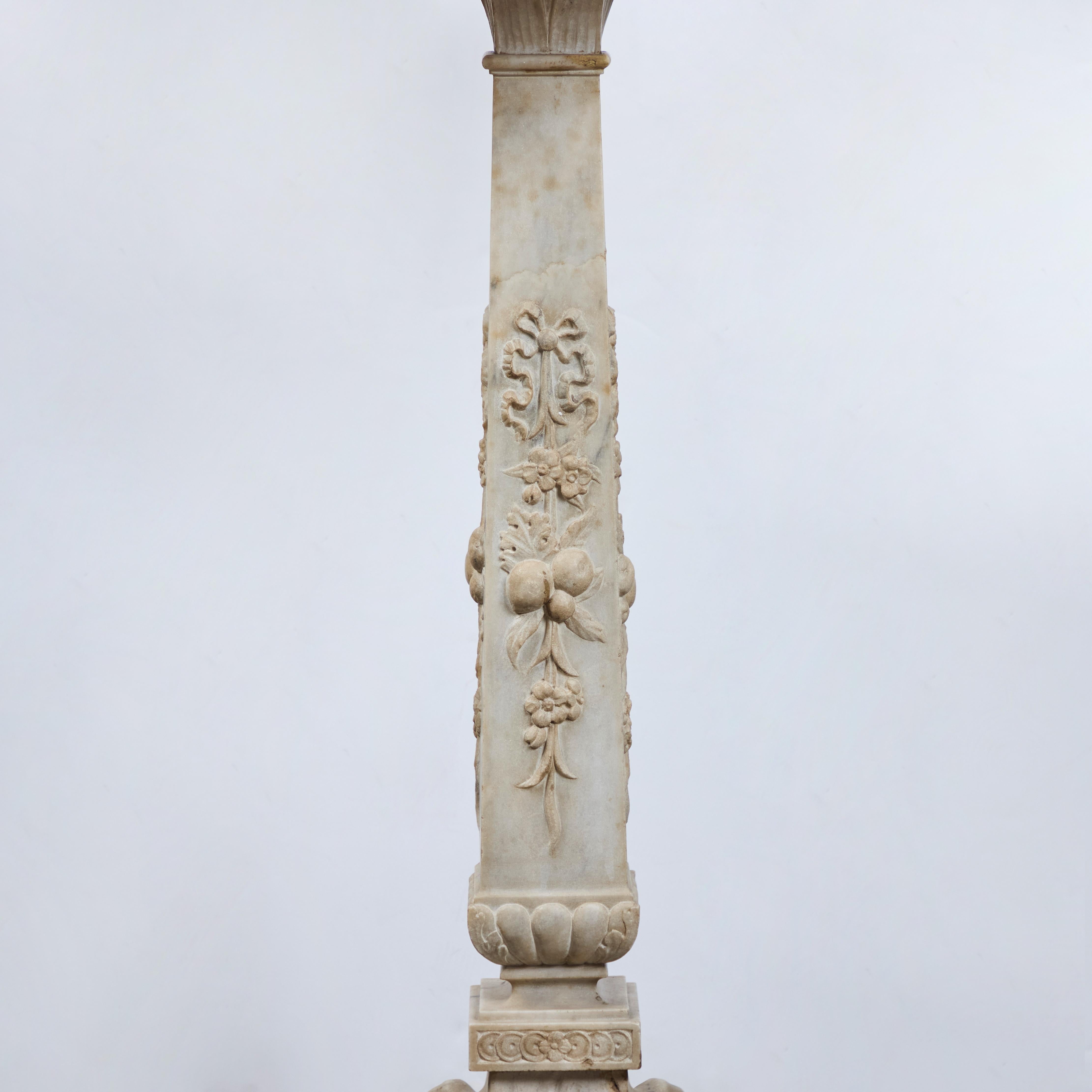 Début du XIXe siècle The Pedestal en marbre romain en vente