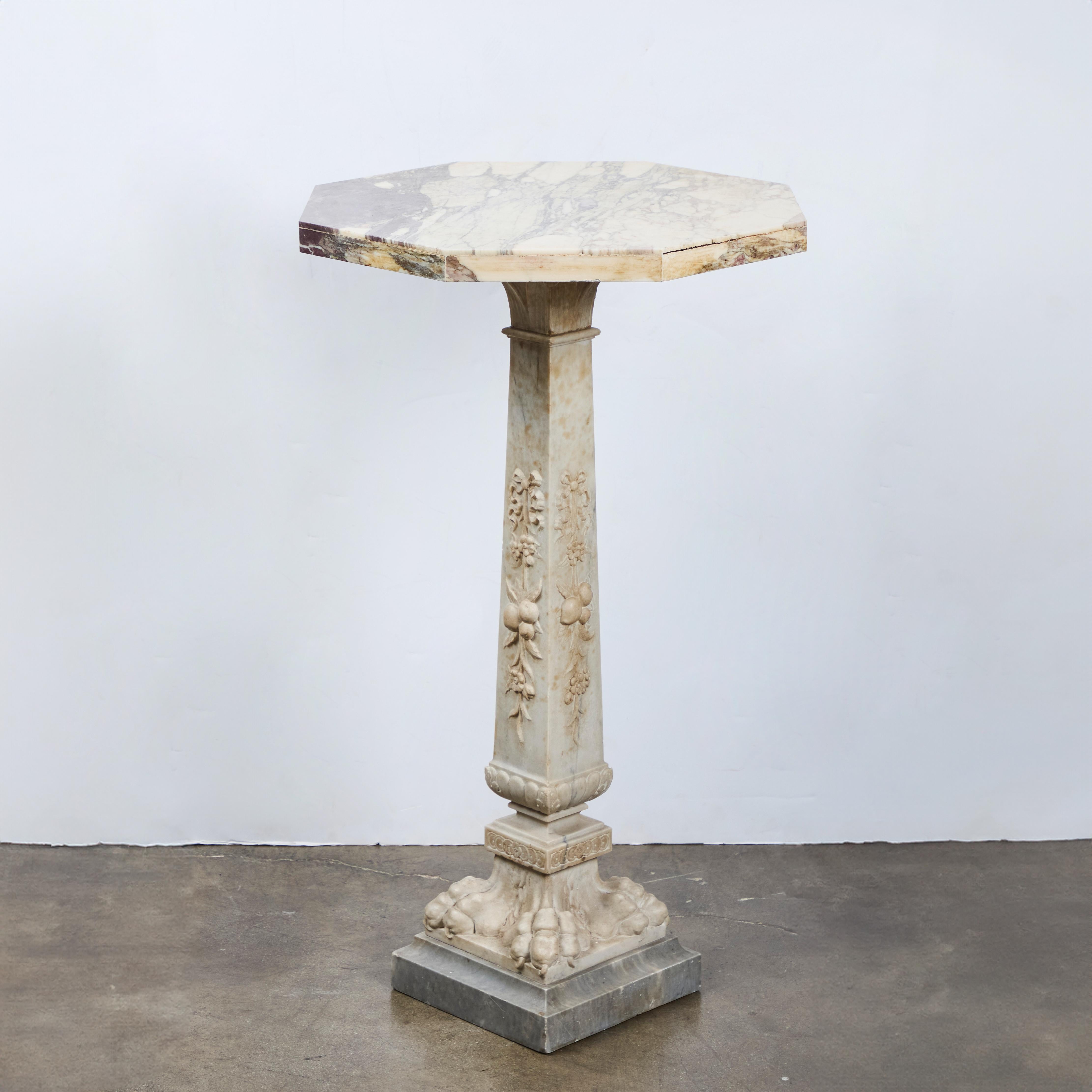 Marbre The Pedestal en marbre romain en vente