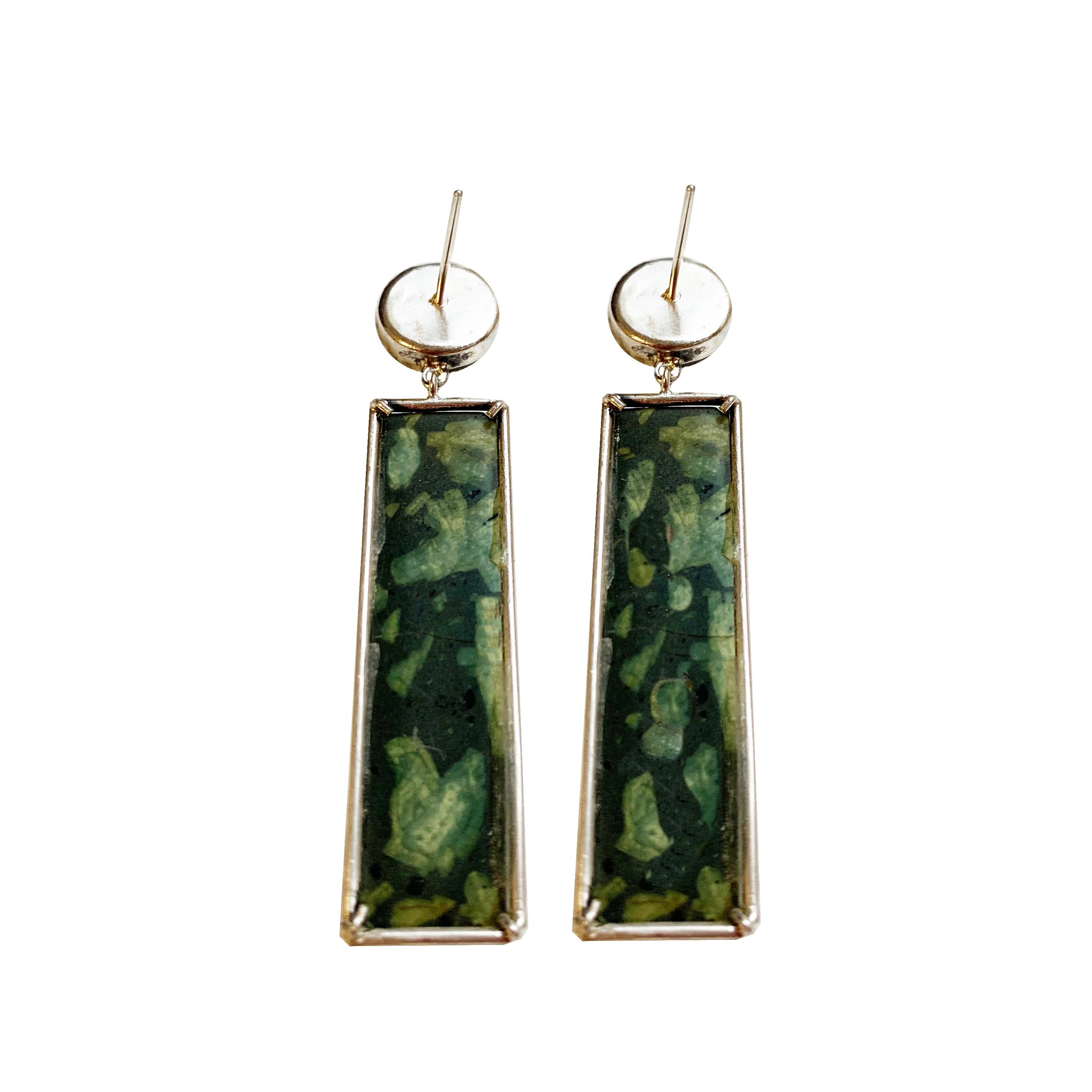 These earrings are handmade by our goldsmiths, using ancient Roman marbles, red porphyry and green porphyry from Greece, called by the ancient Roman marble workers 