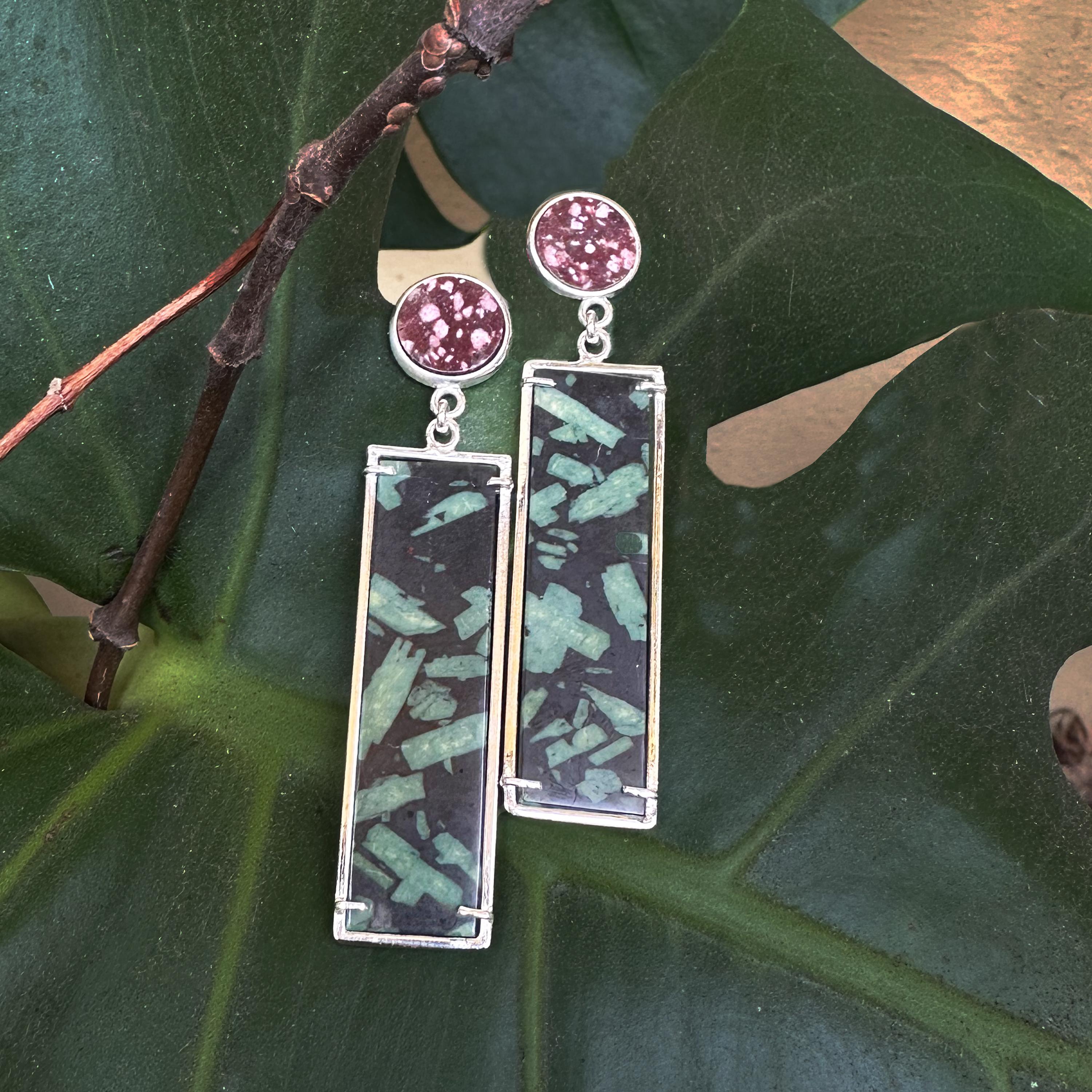 These earrings are handmade by our goldsmiths, using ancient Roman marbles, red porphyry and green porphyry from Greece, called by the ancient Roman marble workers 
