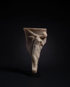 Fragment de vase romain en marbre avec une femme dansant, une Maenad