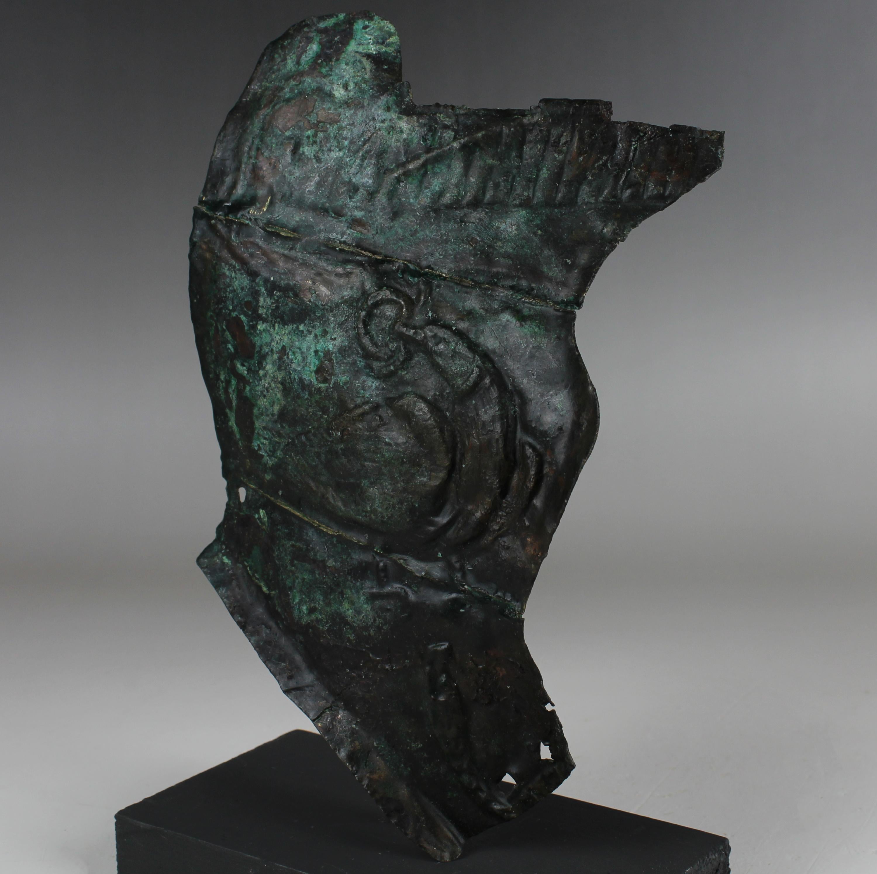 Romain classique Joue militaire romaine d'un fragment de casque avec l'aigle de Jupiter en vente