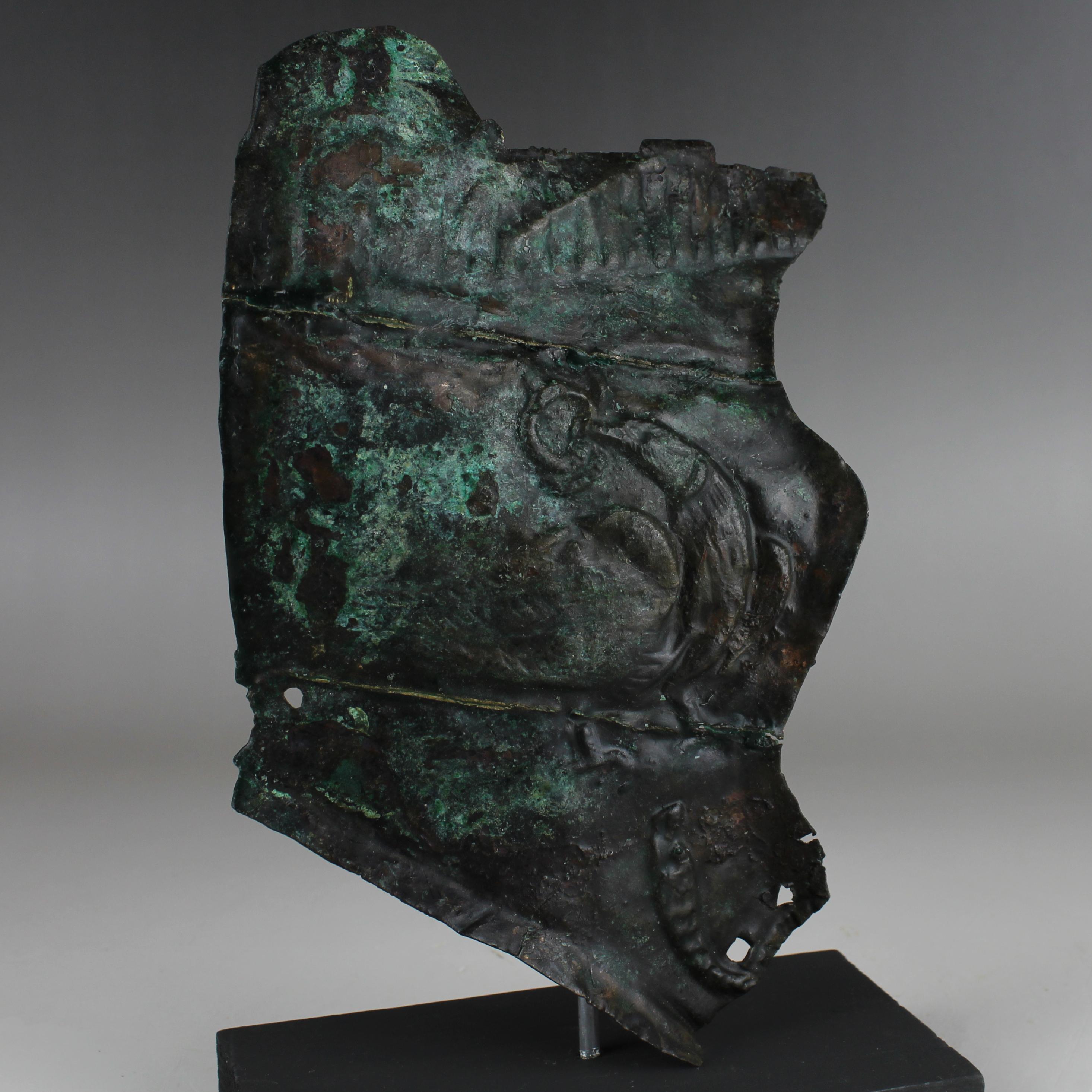 Bronze Joue militaire romaine d'un fragment de casque avec l'aigle de Jupiter en vente