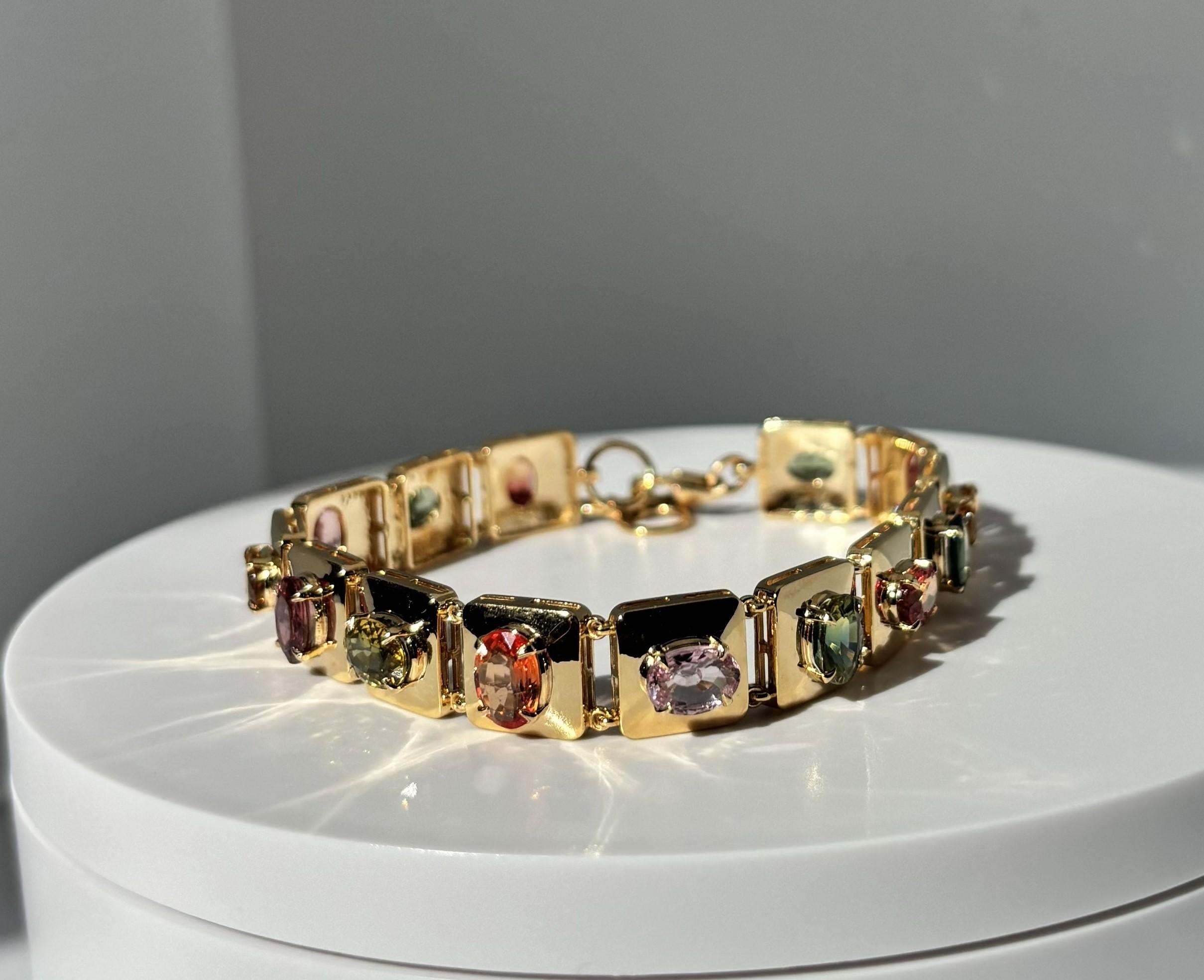 Peso lordo.  15,580 grammi di oro giallo 14K
Zaffiro Multi - 13,23 carati 14 pezzi.


Questo braccialetto di zaffiri multicolore da 7 pollici è un pezzo raro e accattivante, che mette in mostra una squisita serie di zaffiri in un'incredibile gamma