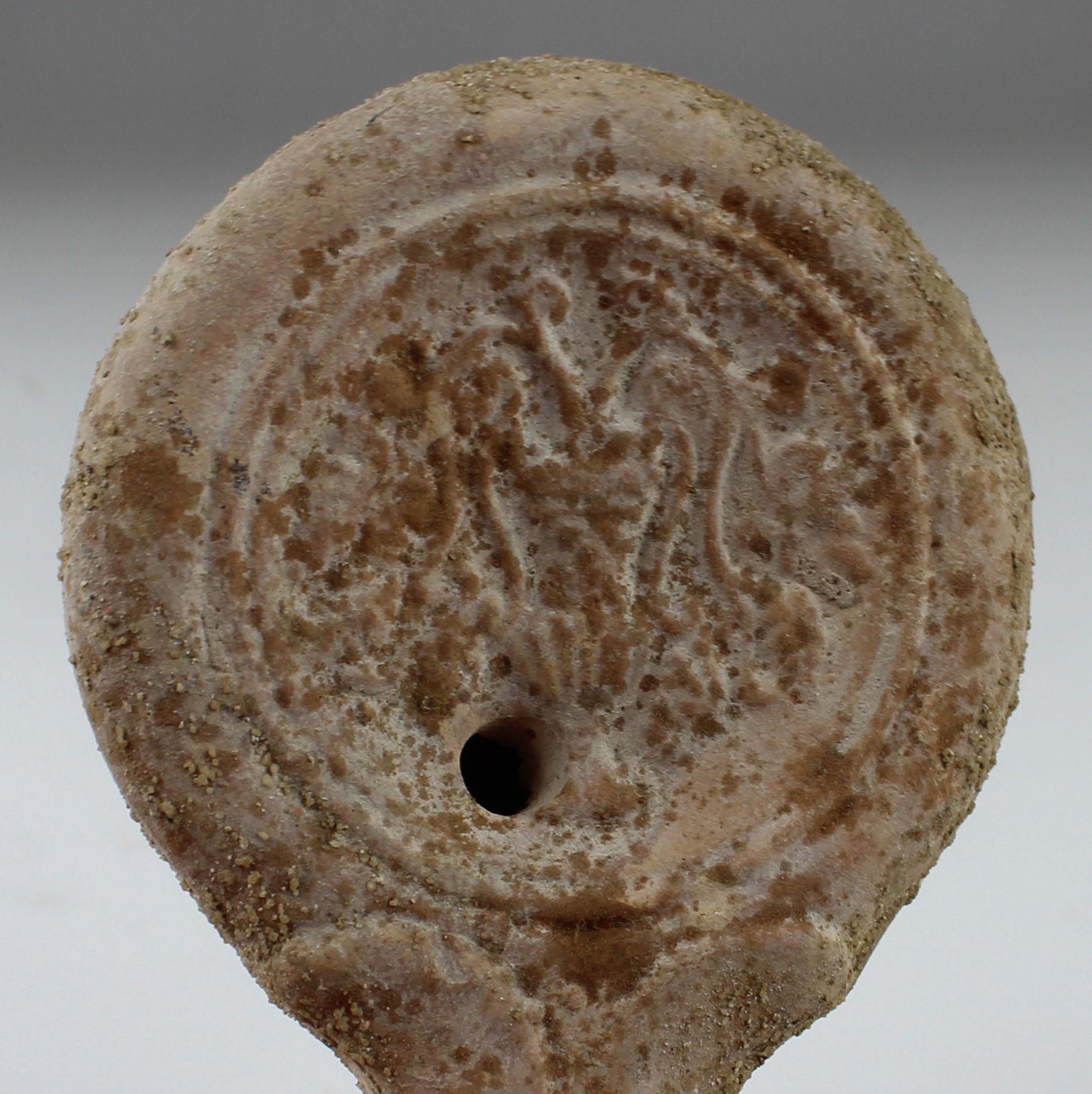 Roman oil lamp with leaves and fruit In Good Condition For Sale In EL CAMPELLO, ES
