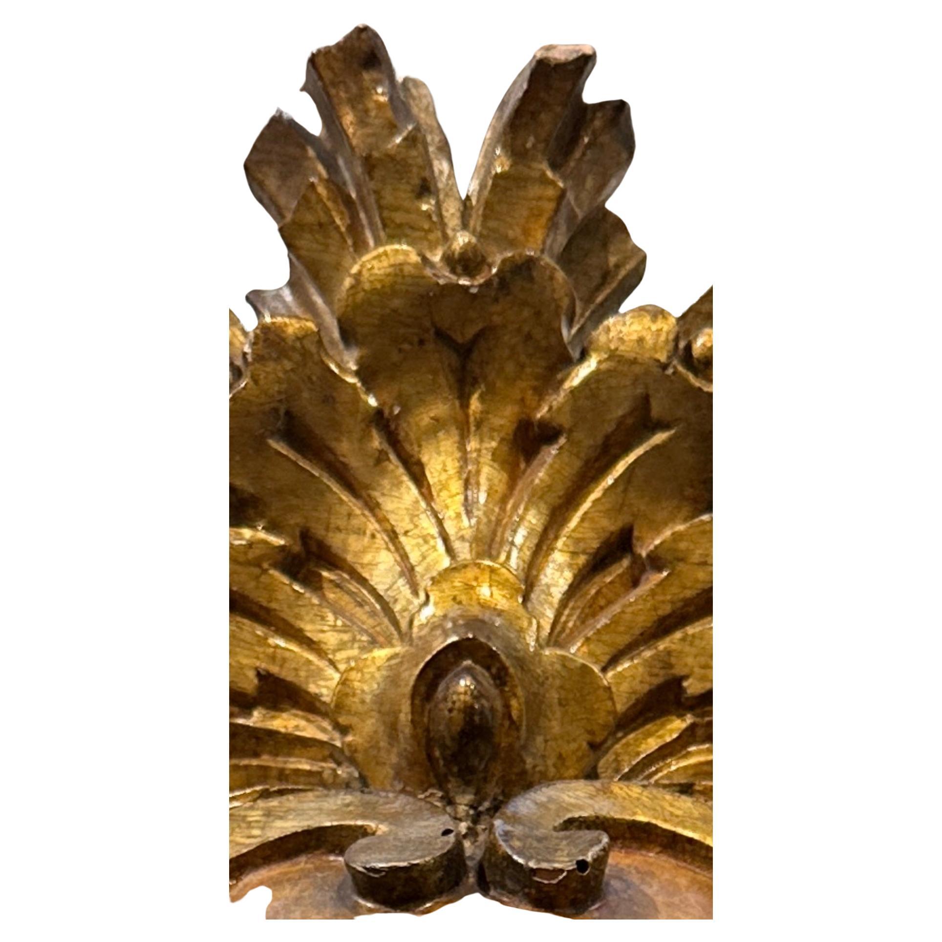 Un élégant miroir romain, sculpté à la main, peint et encadré de dorures, avec une finition en faux marbre.  Le verre miroir d'origine présente des taches dues à l'âge et une légère perte d'argenture sur la plaque.