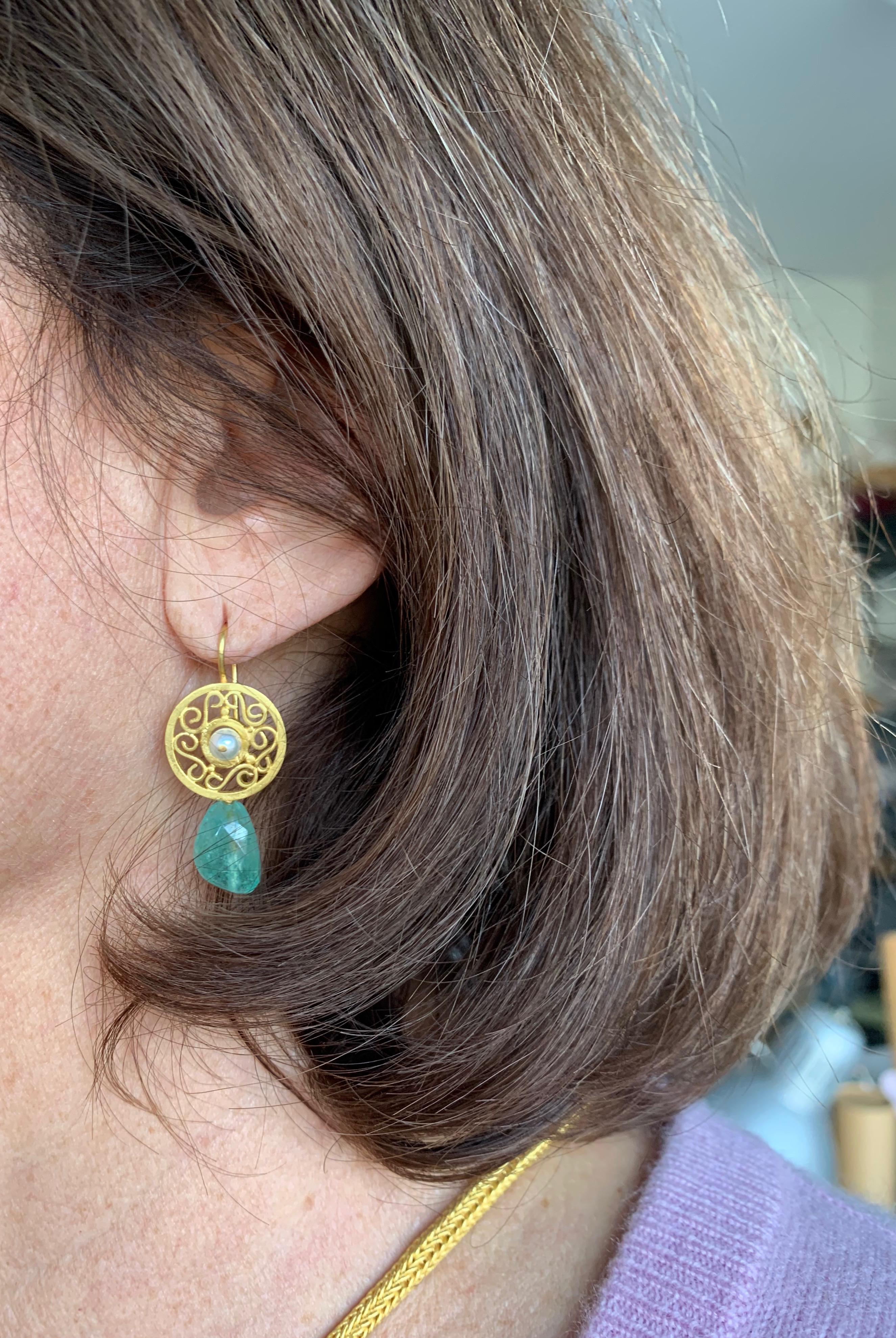 Römische Perle, Smaragd und 22 Karat Gelbgold-Ohrringe Damen im Angebot