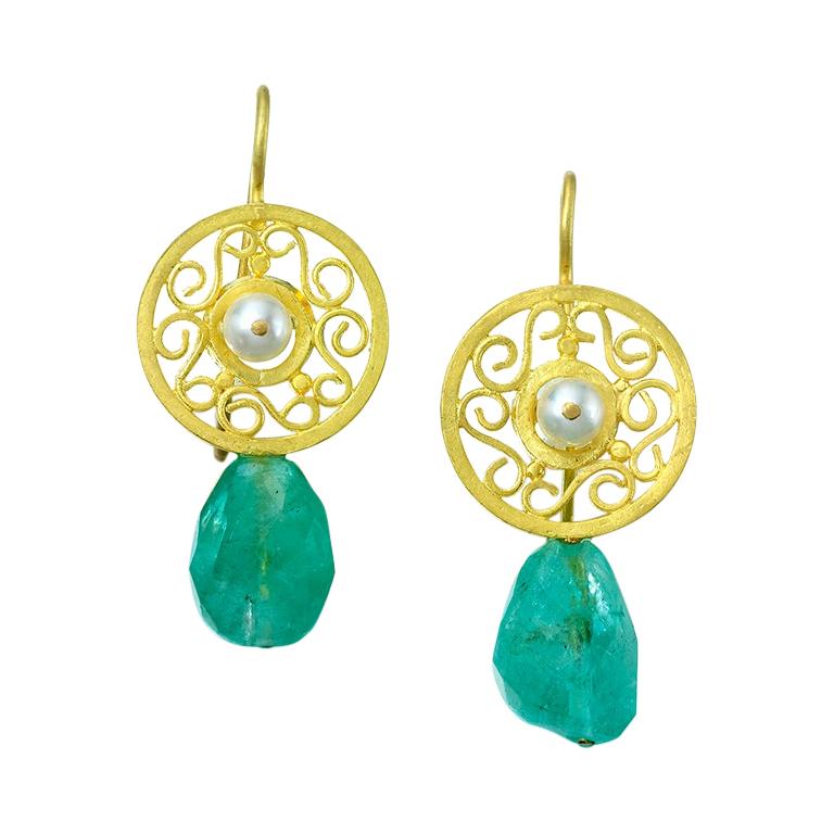 Boucles d'oreilles en or jaune 22 carats, perles romaines et émeraudes