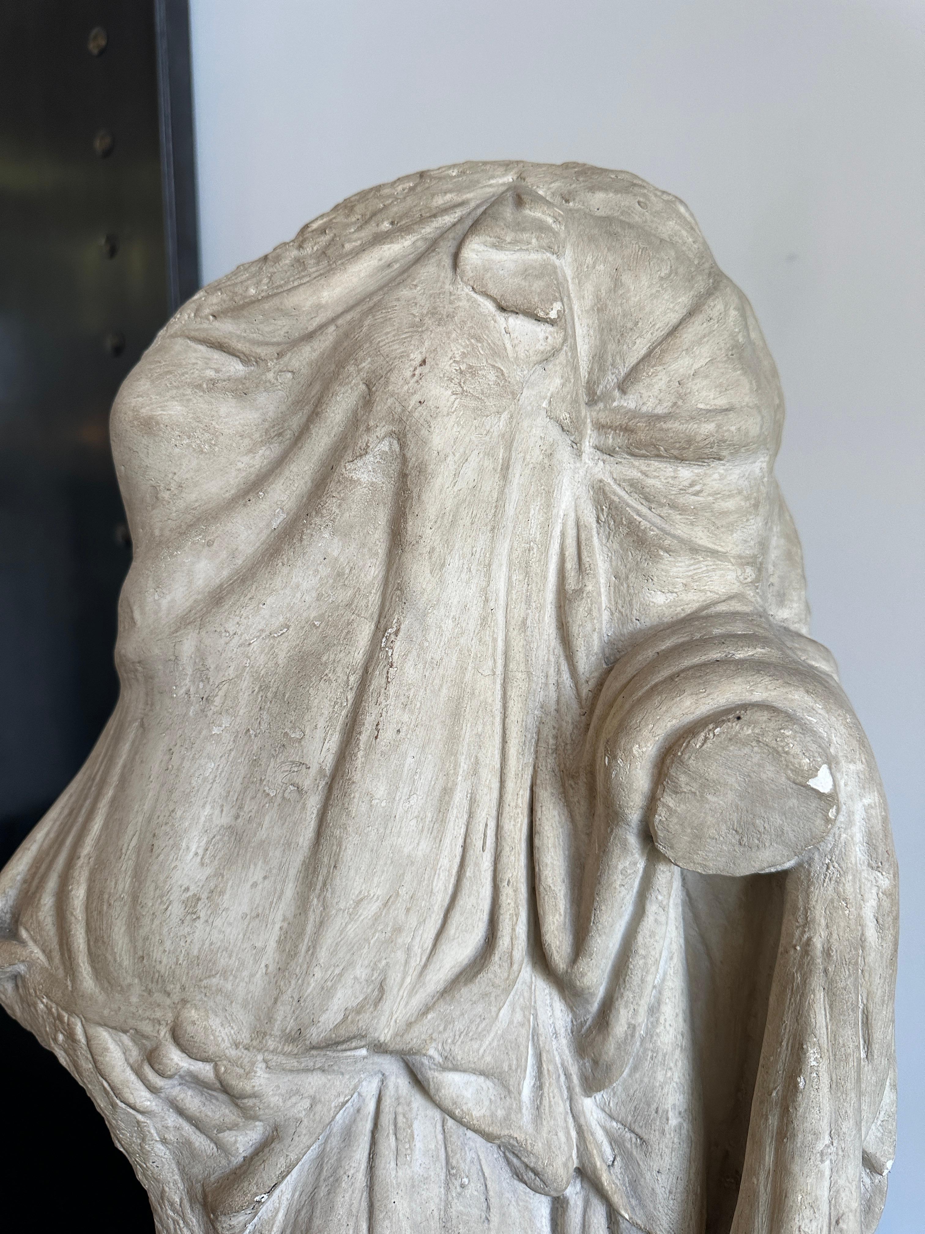 Torso romano in gesso di una dea su supporto - Replica in vendita 3