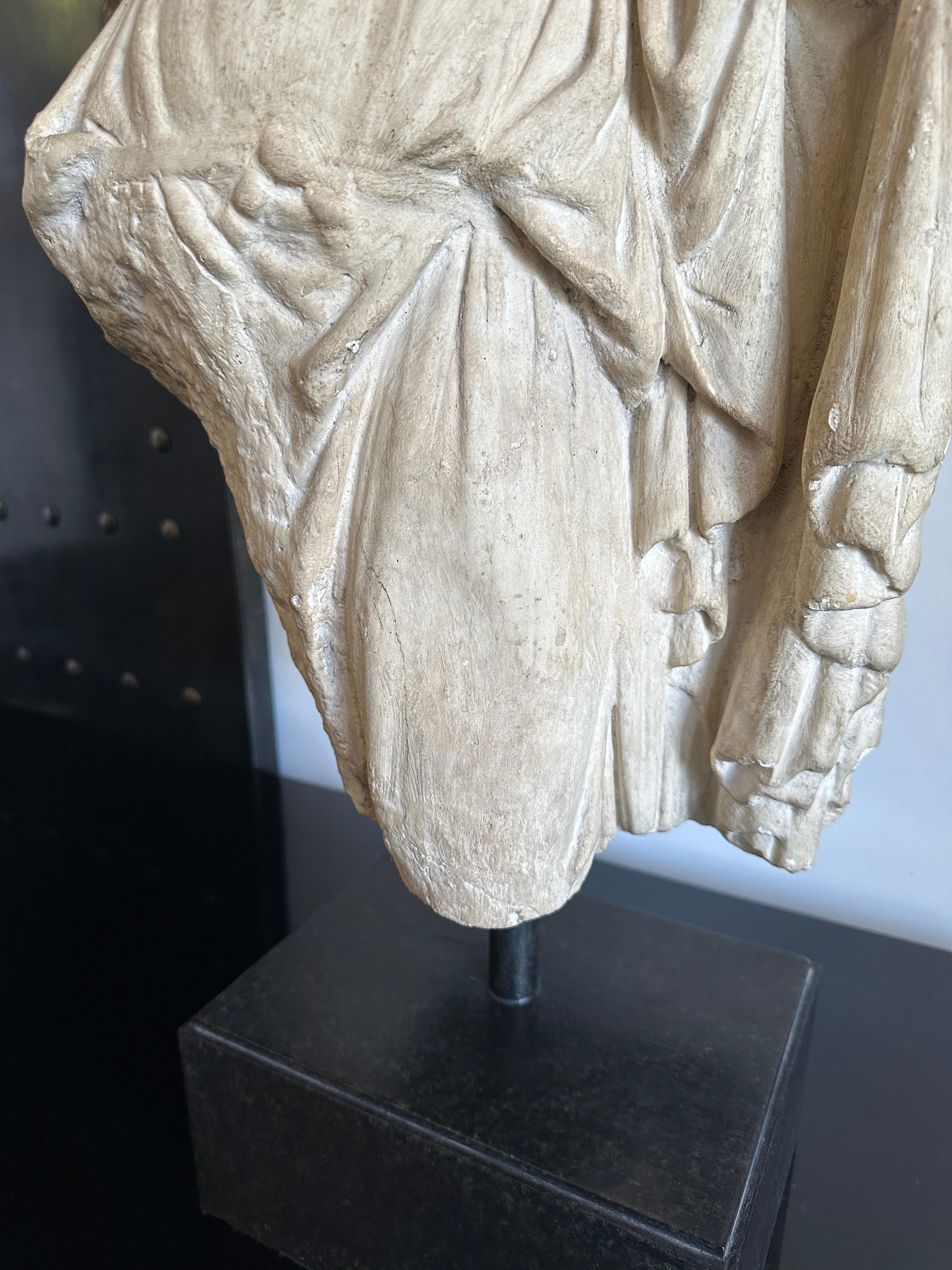 Torso romano in gesso di una dea su supporto - Replica in vendita 4