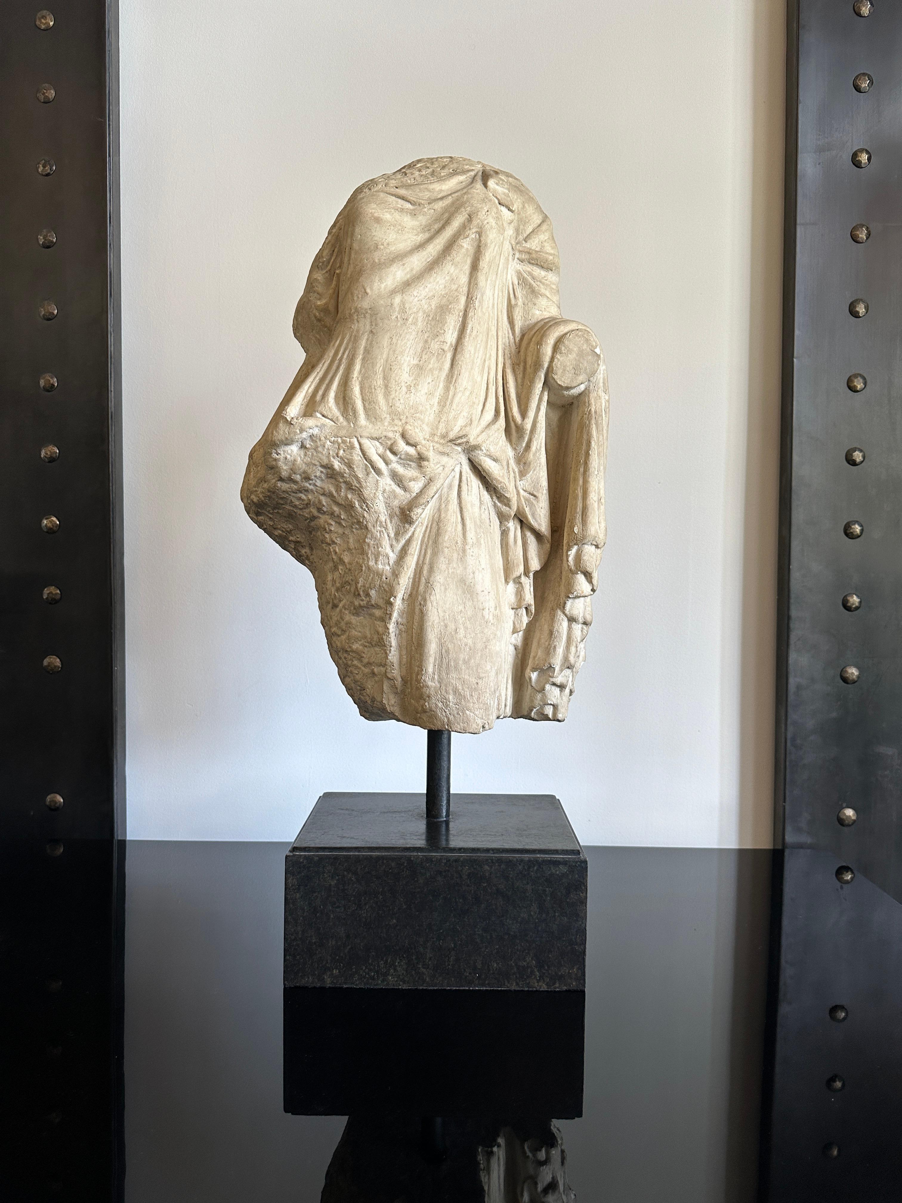 Scultura in gesso su supporto in metallo di un elegante torso drappeggiato di dea. Magnifico pezzo con il dettaglio unico del drappeggio che si piega sulla figura femminile. 

Proprietà dello stimato interior designer Juan Montoya. Juan Montoya è