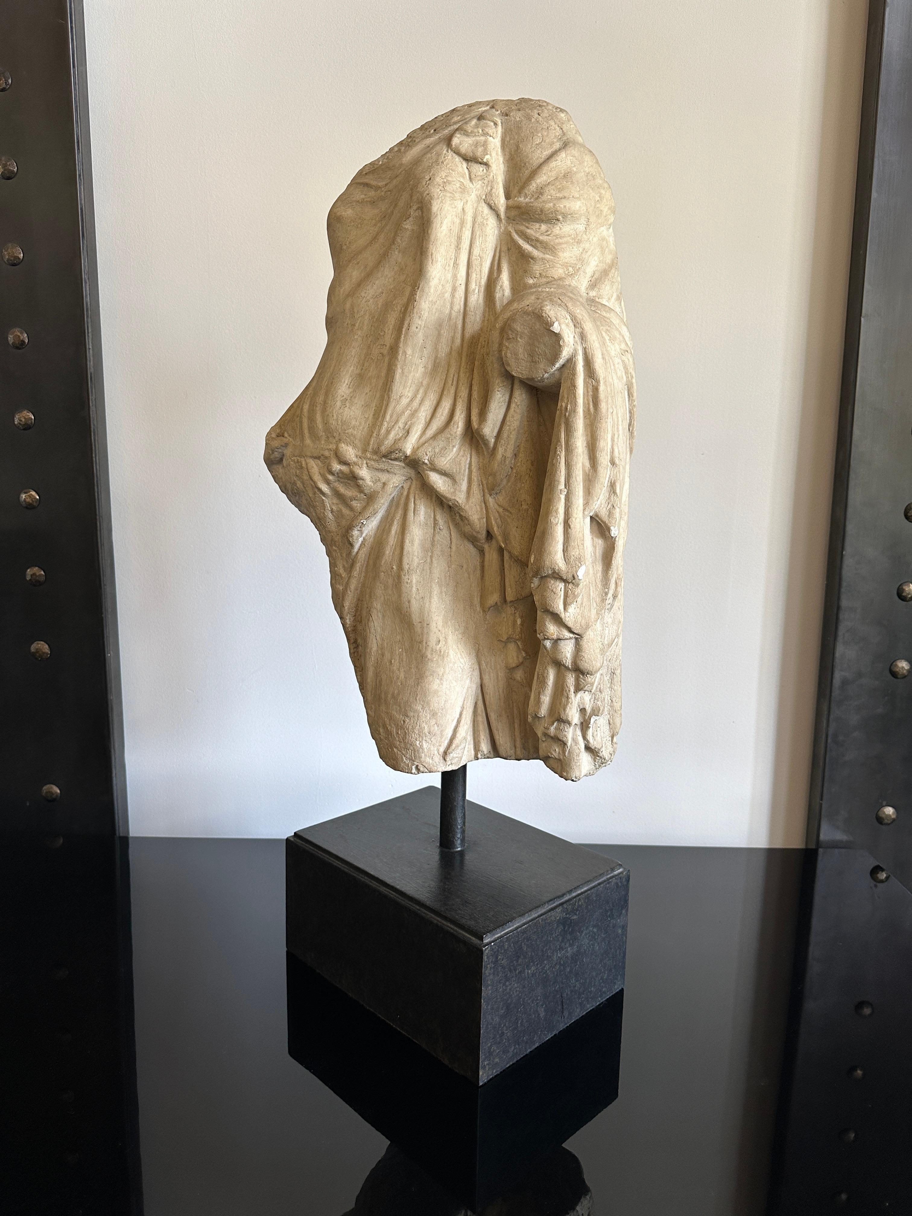 Greco-romano Torso romano in gesso di una dea su supporto - Replica in vendita
