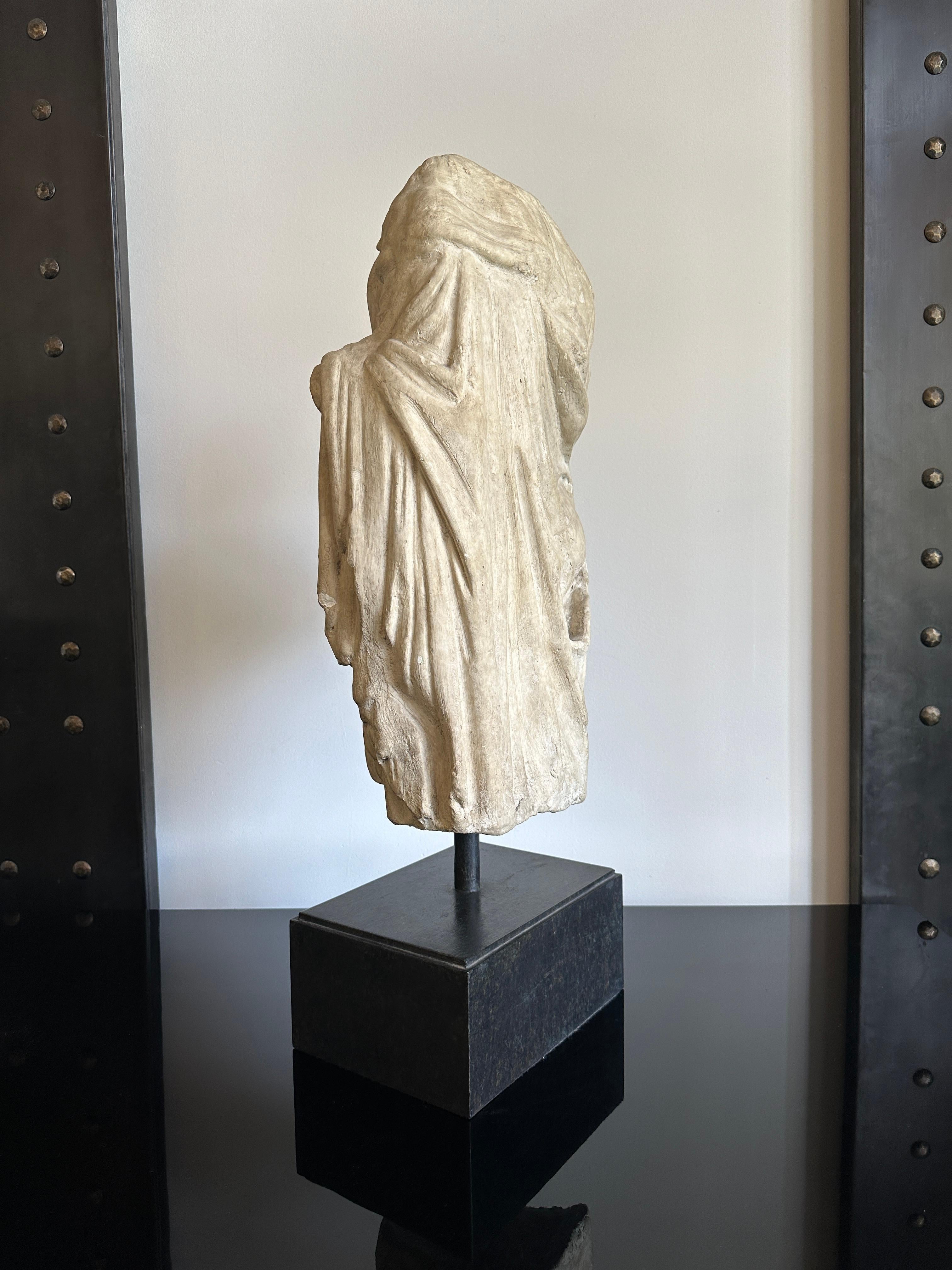 Greco Torso romano in gesso di una dea su supporto - Replica in vendita