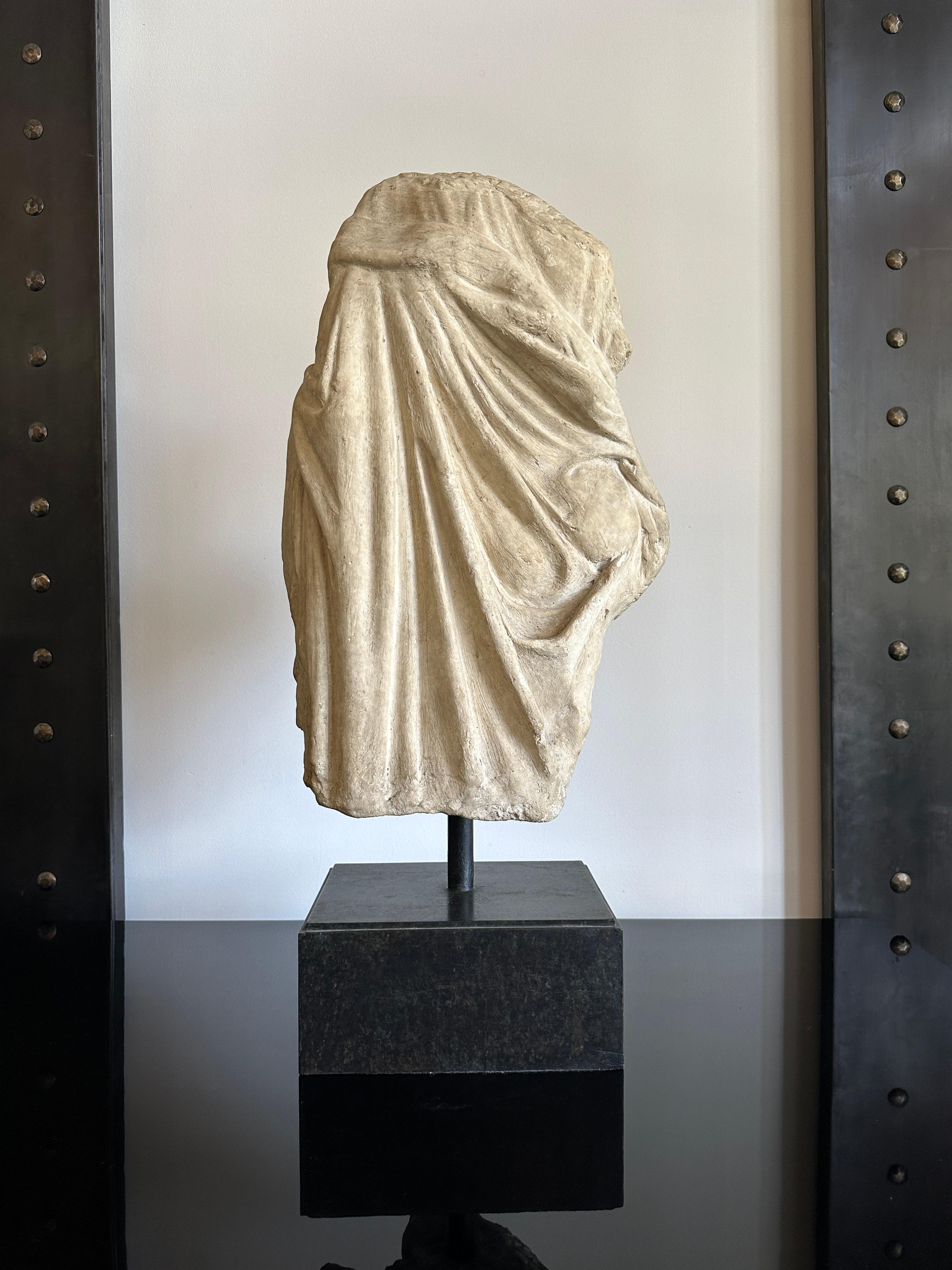 Torso romano in gesso di una dea su supporto - Replica In condizioni buone in vendita a New York, NY