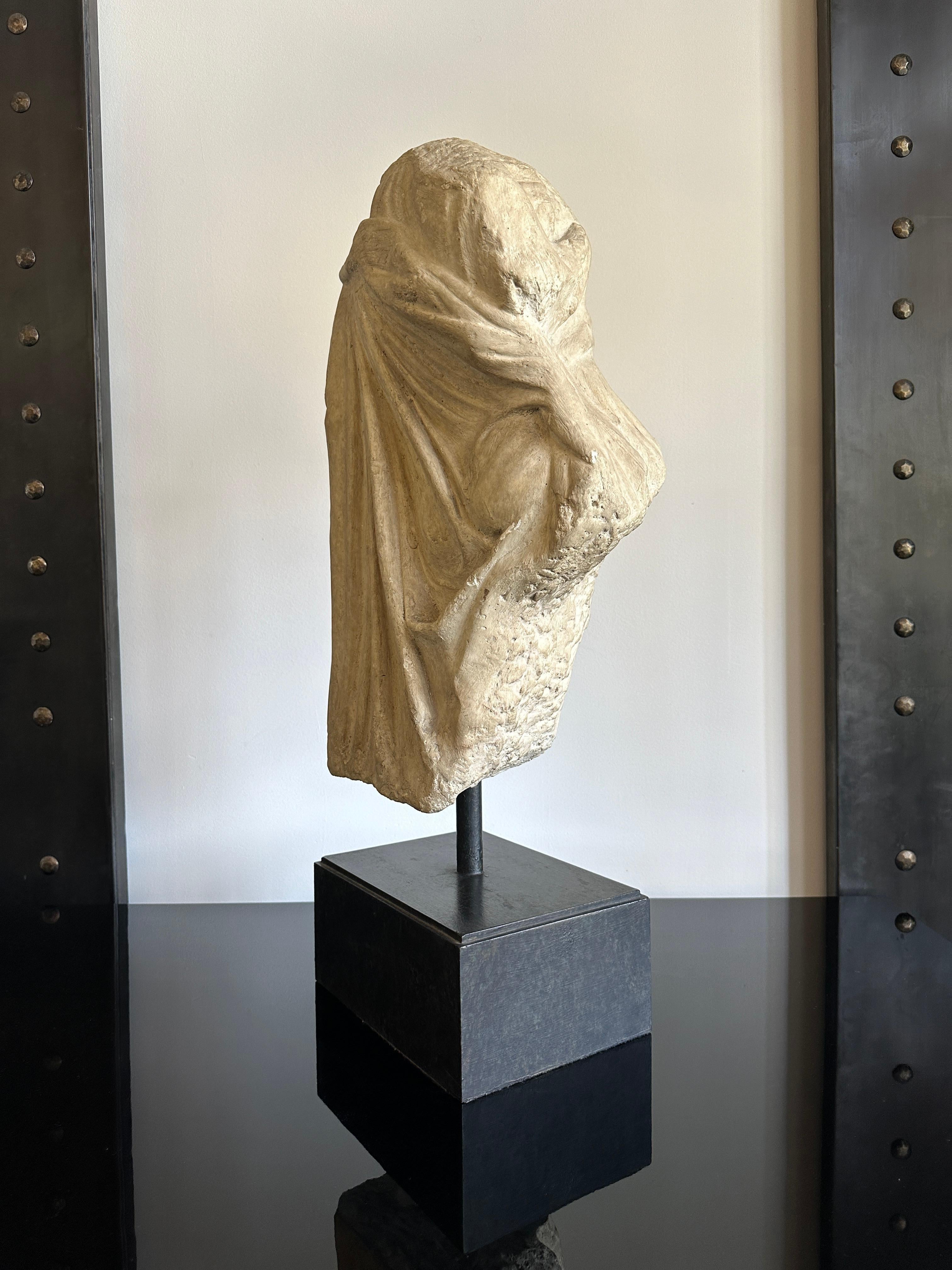 XIX secolo Torso romano in gesso di una dea su supporto - Replica in vendita