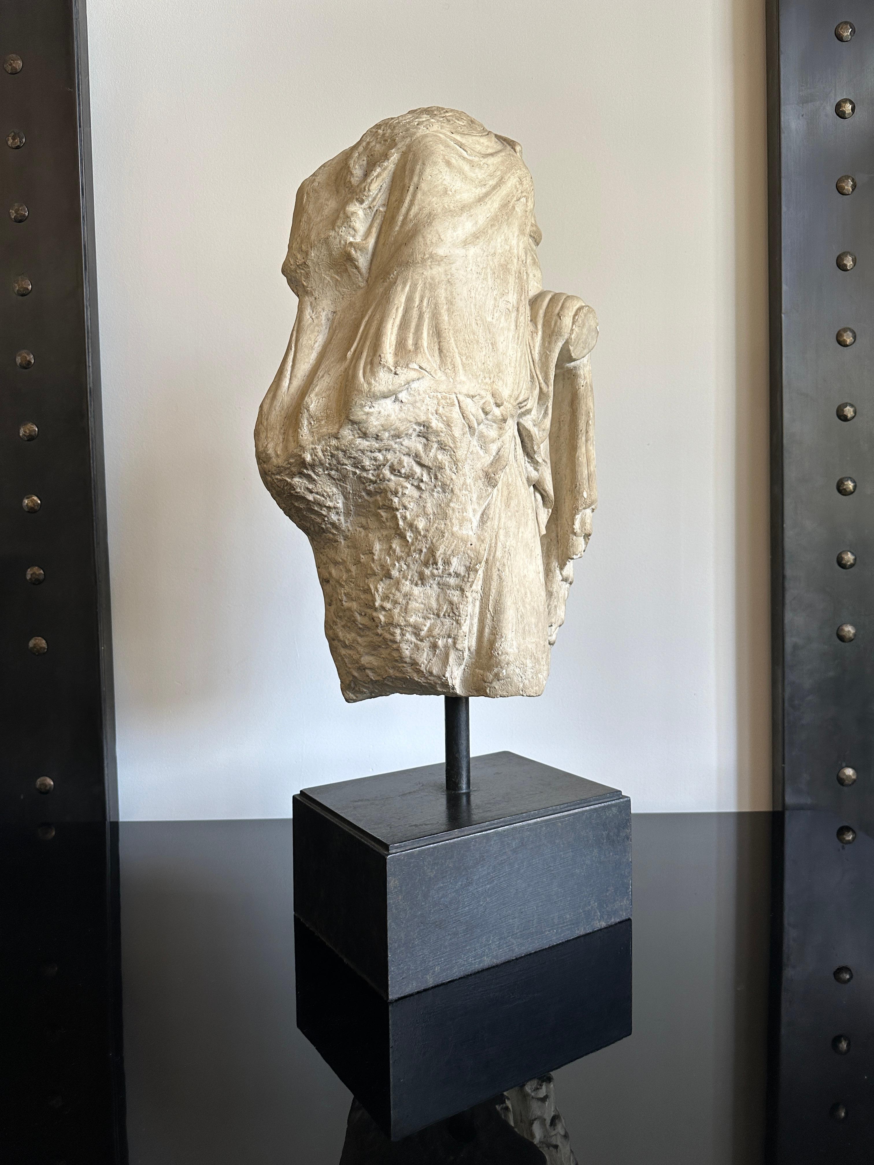 Metallo Torso romano in gesso di una dea su supporto - Replica in vendita