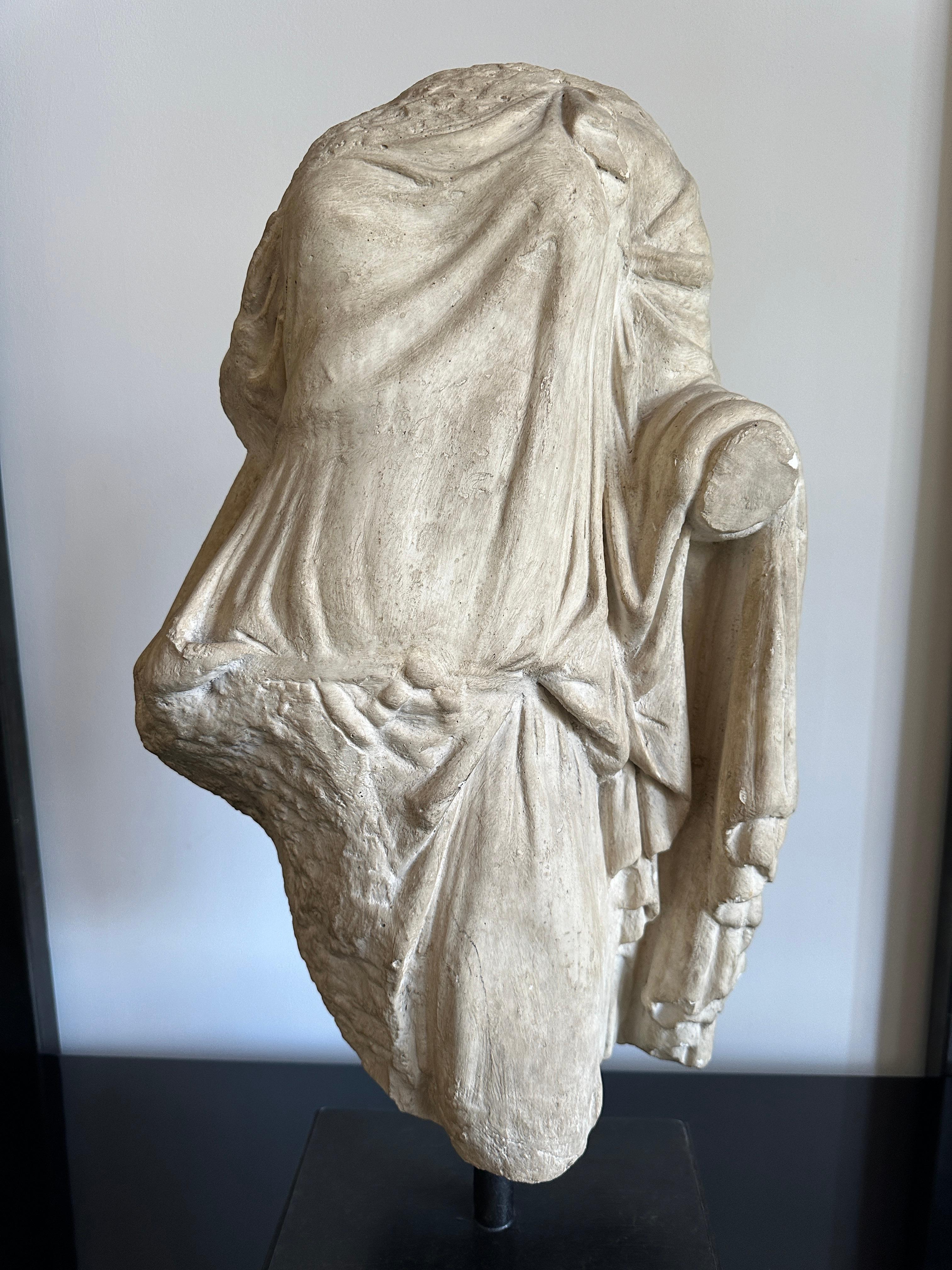 Torso romano in gesso di una dea su supporto - Replica in vendita 1