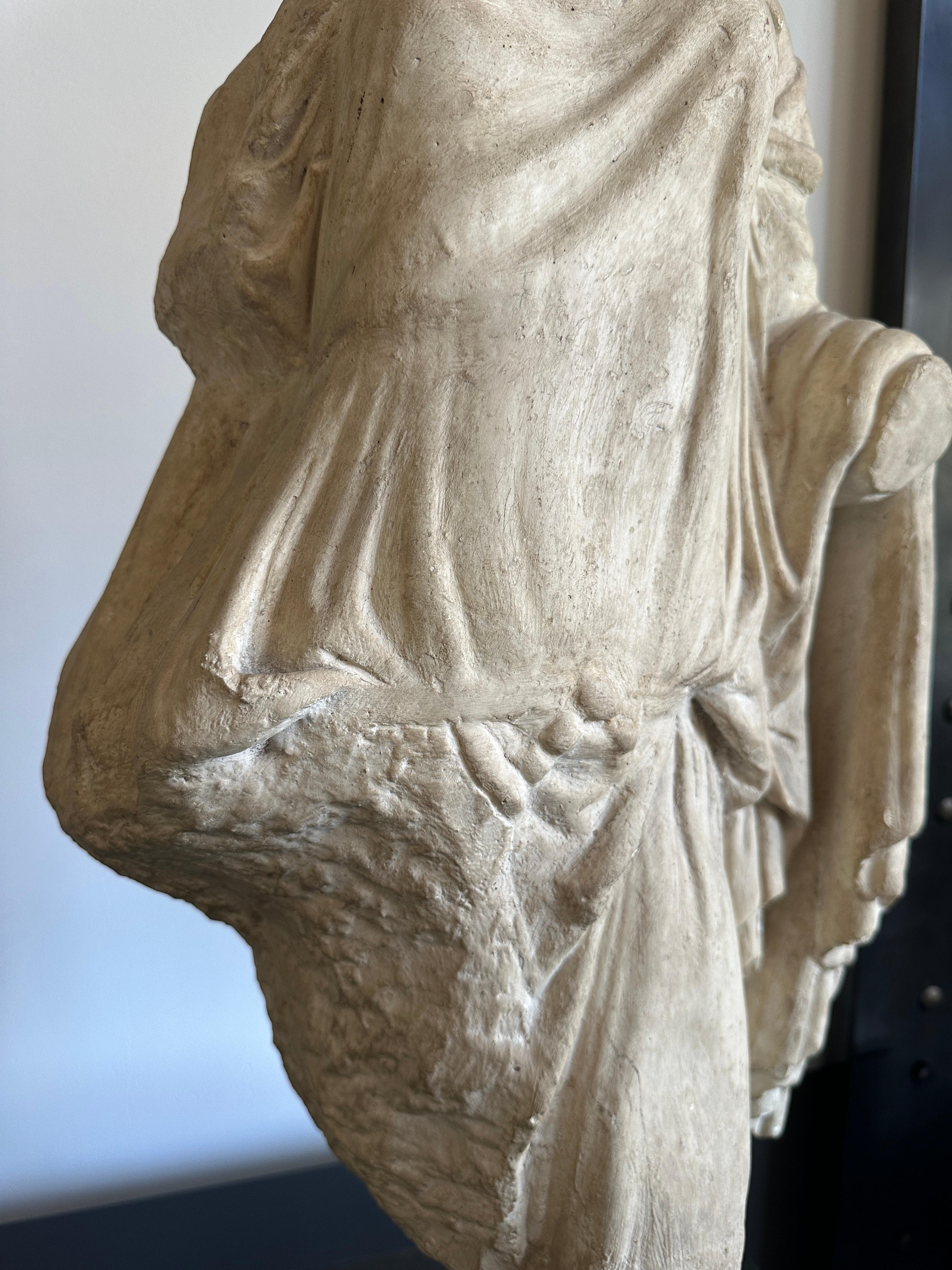 Torso romano in gesso di una dea su supporto - Replica in vendita 2