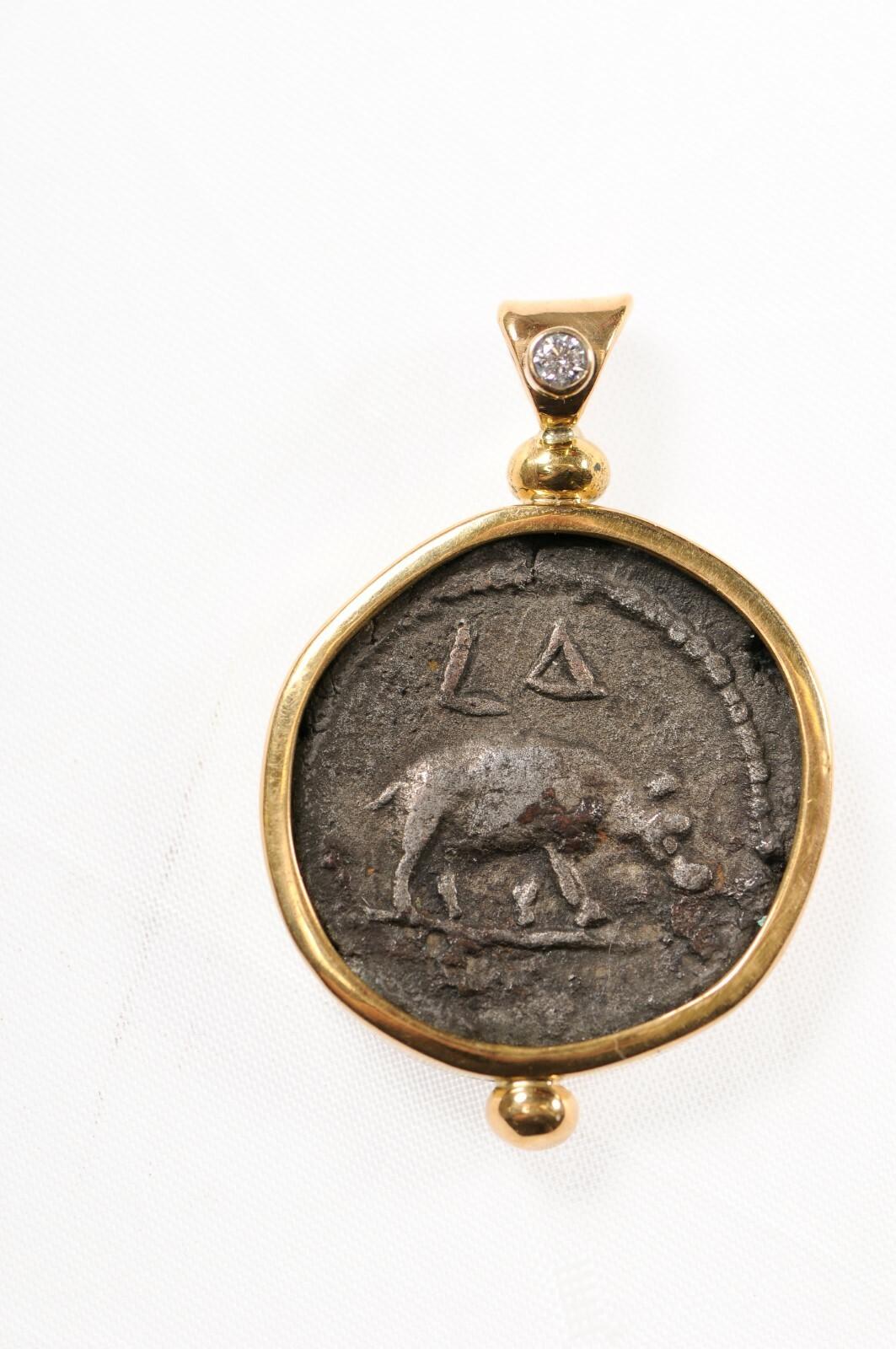 Colgante Hipopótamo de la Provincia Romana, oro de 22 quilates en venta 7