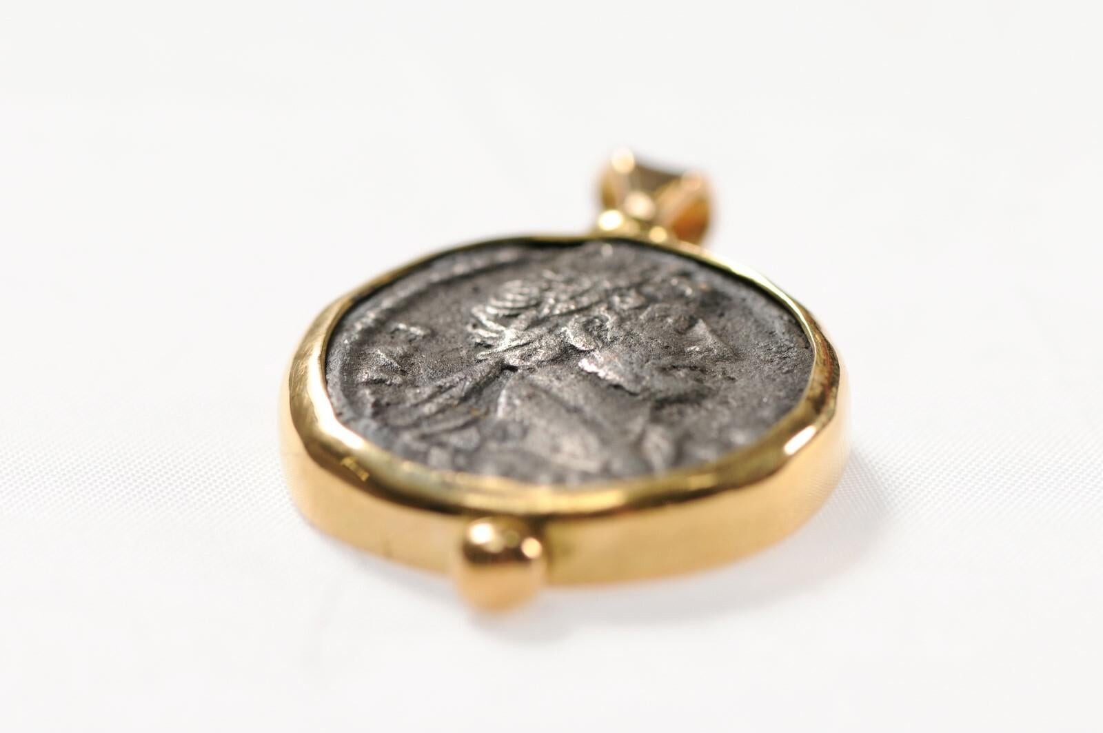 Una [moneda] romana provincial de Alejandría, Egipto, hacia 117-138 d.C. En el anverso, la cabeza laureada de Adriano con un drapeado sobre el hombro izquierdo. En el reverso, un hipopótamo de pie mirando hacia la derecha con una 