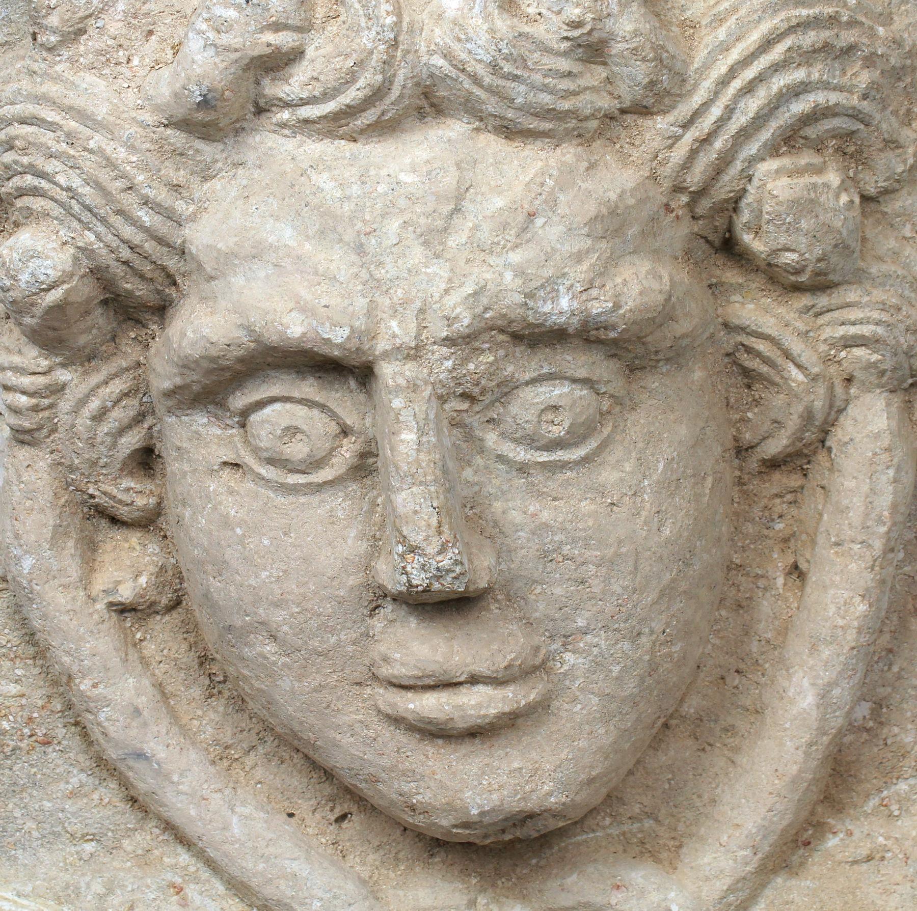 Roman relief of Medusa and Hercules knot In Good Condition In EL CAMPELLO, ES