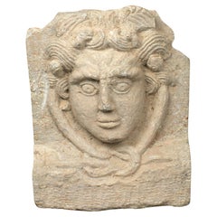 En relief romain de Méduse et d'Hercule