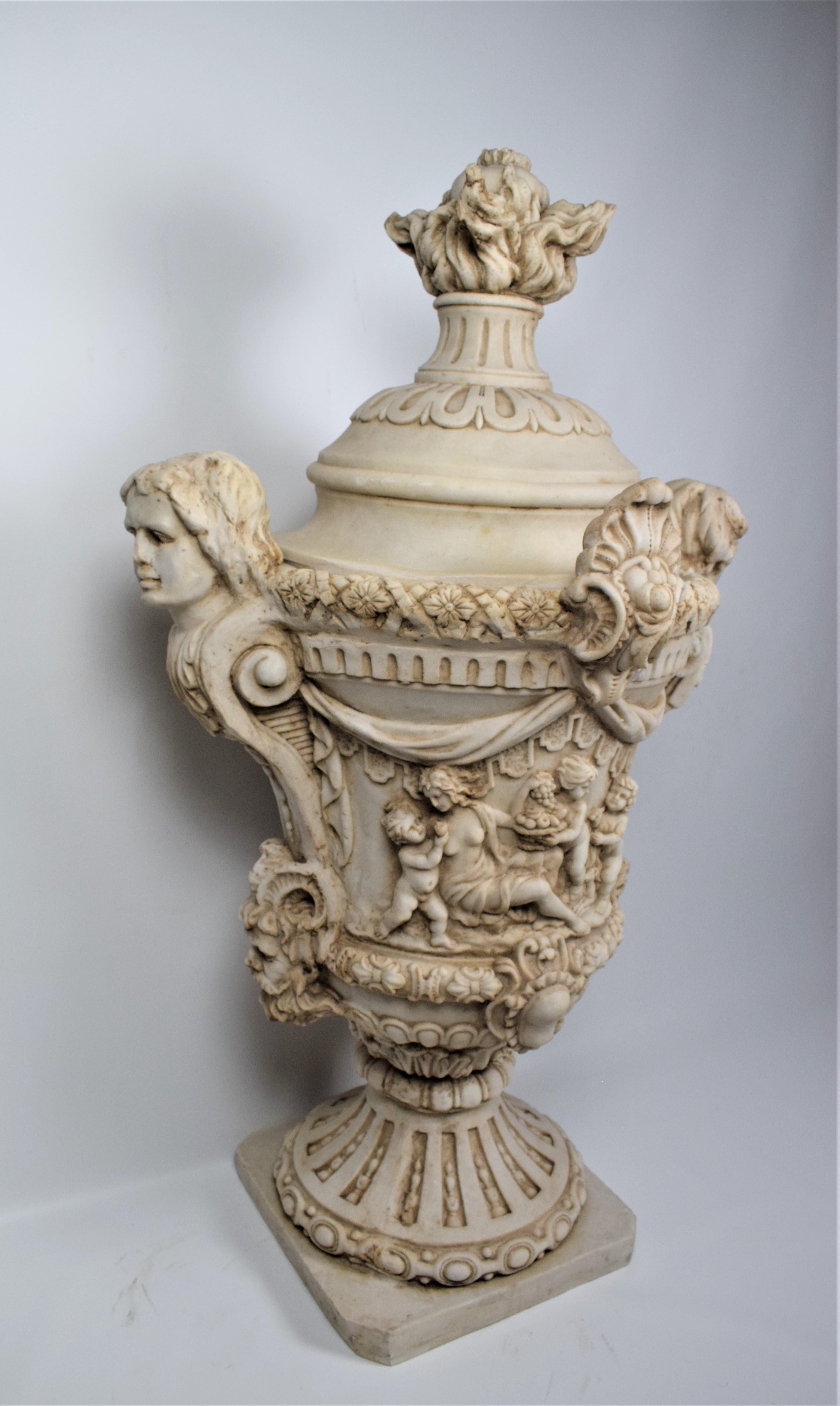italien Vase en poterie romaine en relief en vente