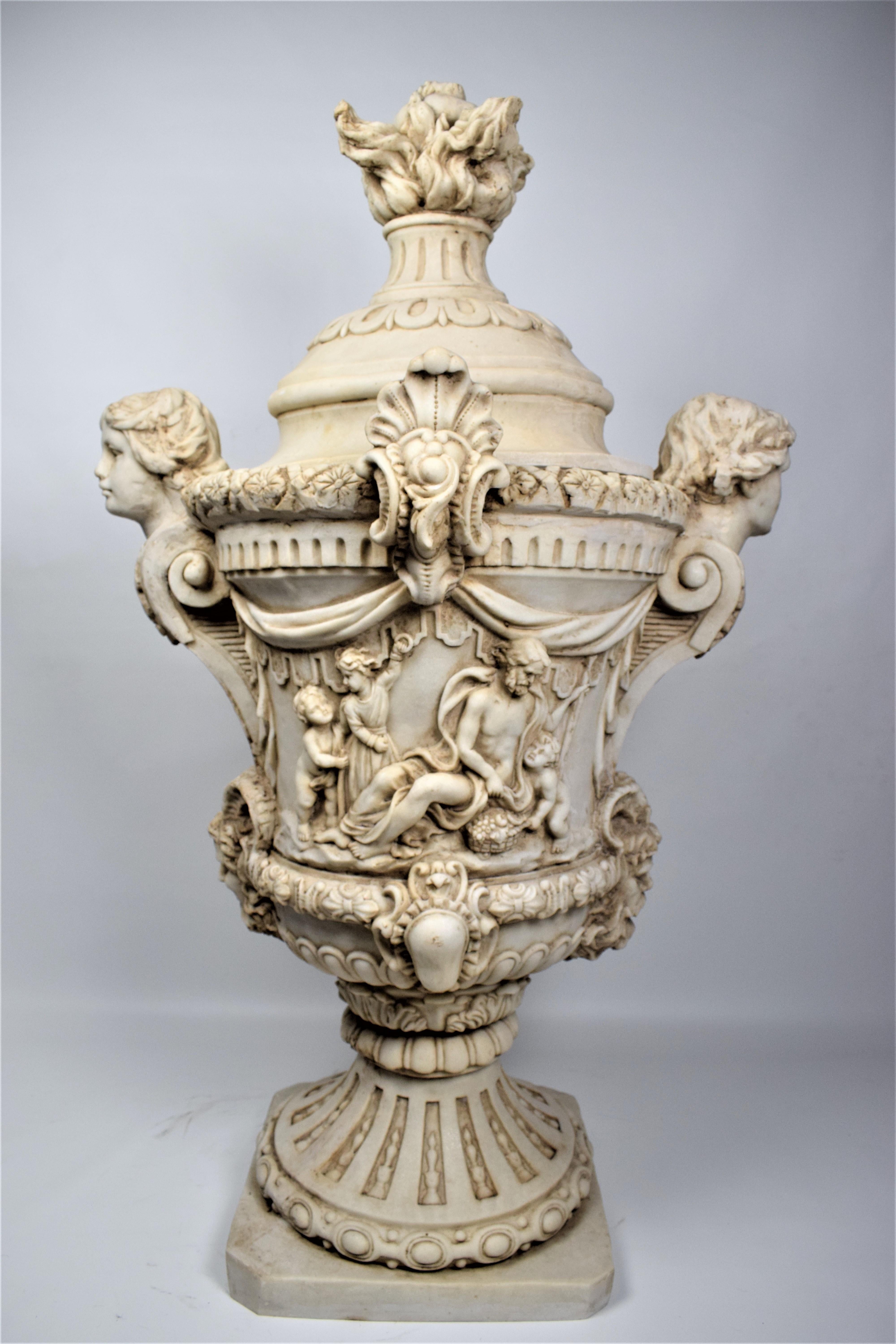 Römische Relief-Keramik-Vase (Gegossen) im Angebot