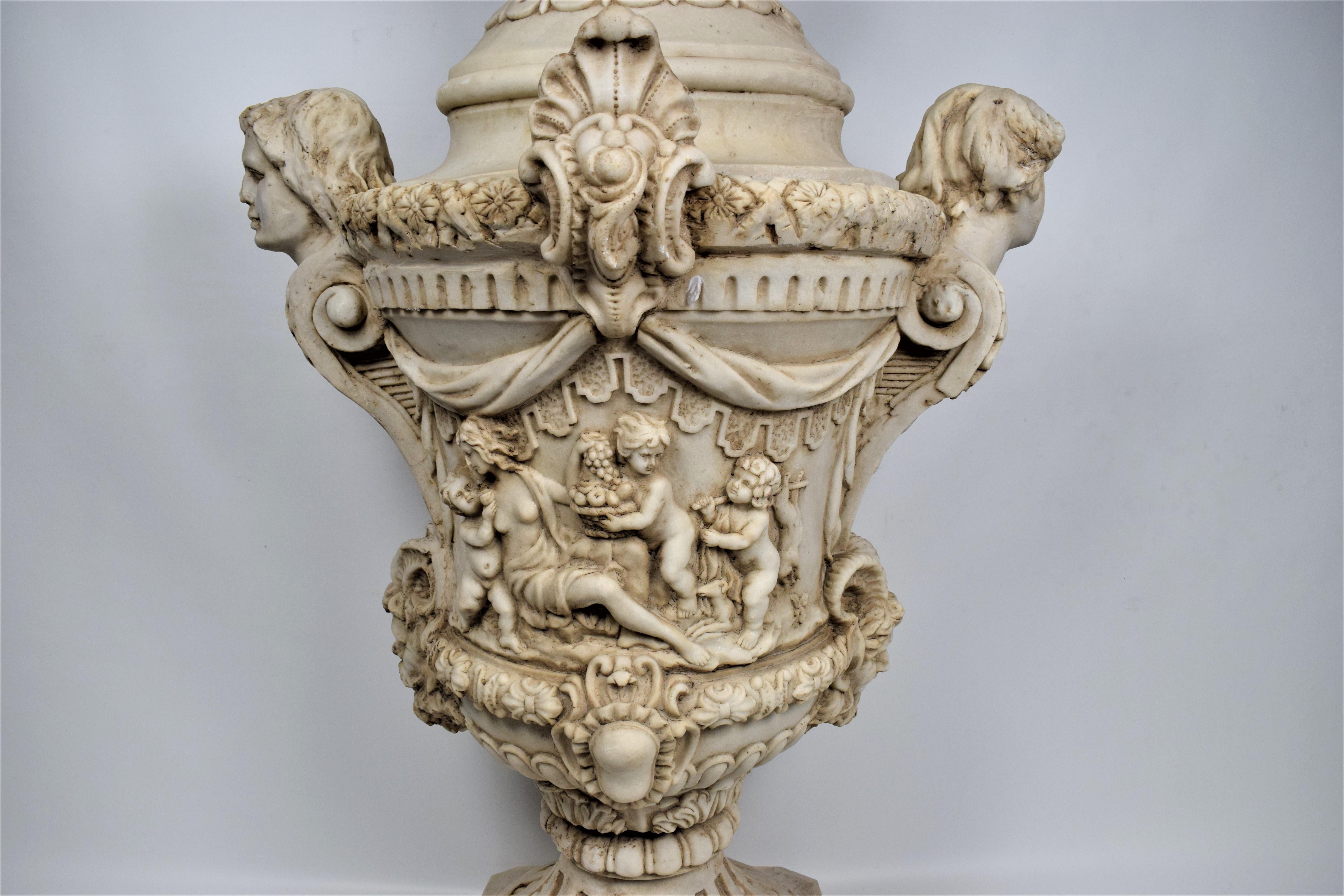 XXIe siècle et contemporain Vase en poterie romaine en relief en vente
