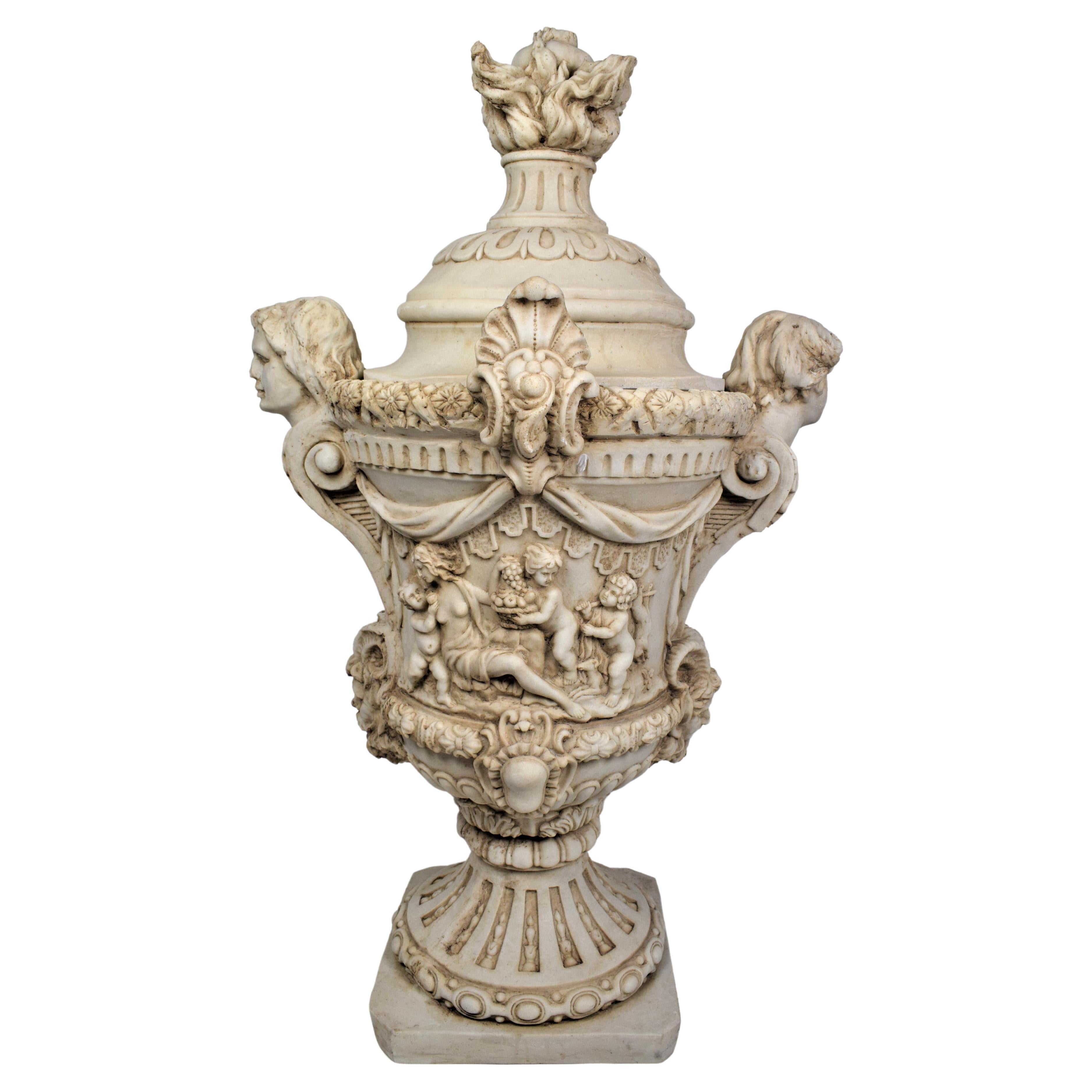 Vase en poterie romaine en relief