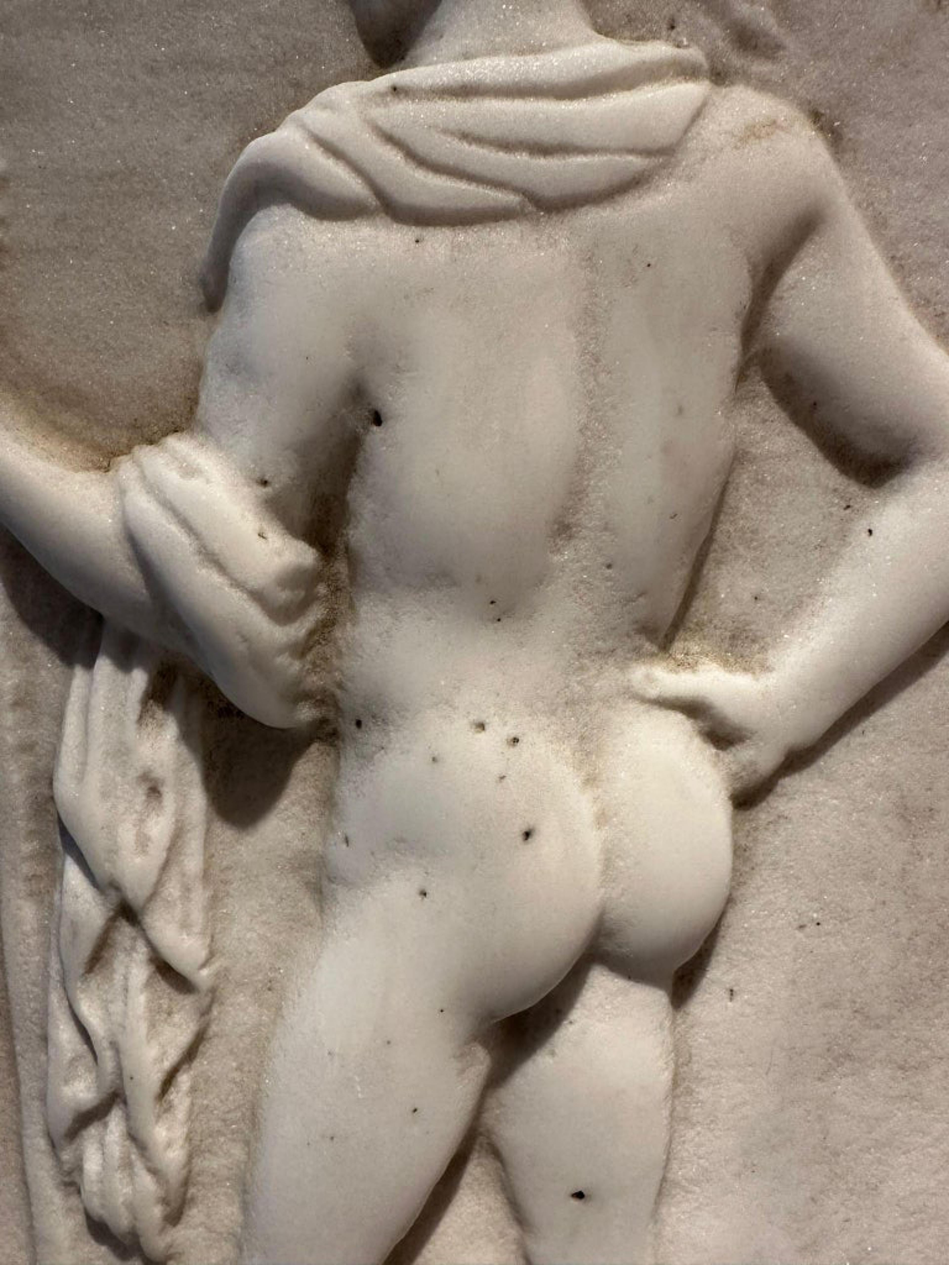 Romanisches Relief „Krieger“ aus Carrara-Marmor aus dem späten 19. Jahrhundert mit Video (Italienisch) im Angebot