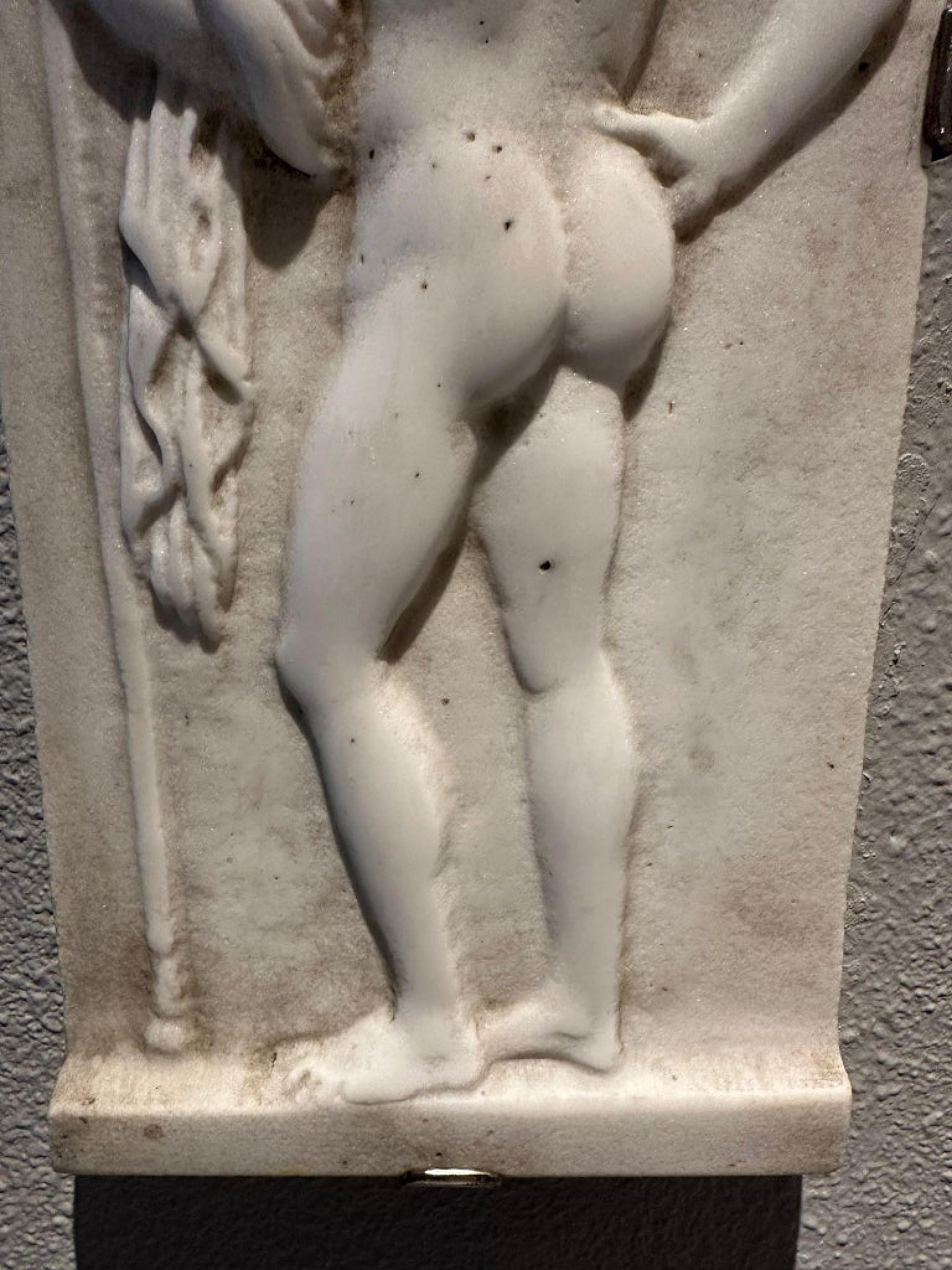Romanisches Relief „Krieger“ aus Carrara-Marmor aus dem späten 19. Jahrhundert mit Video (Handgefertigt) im Angebot