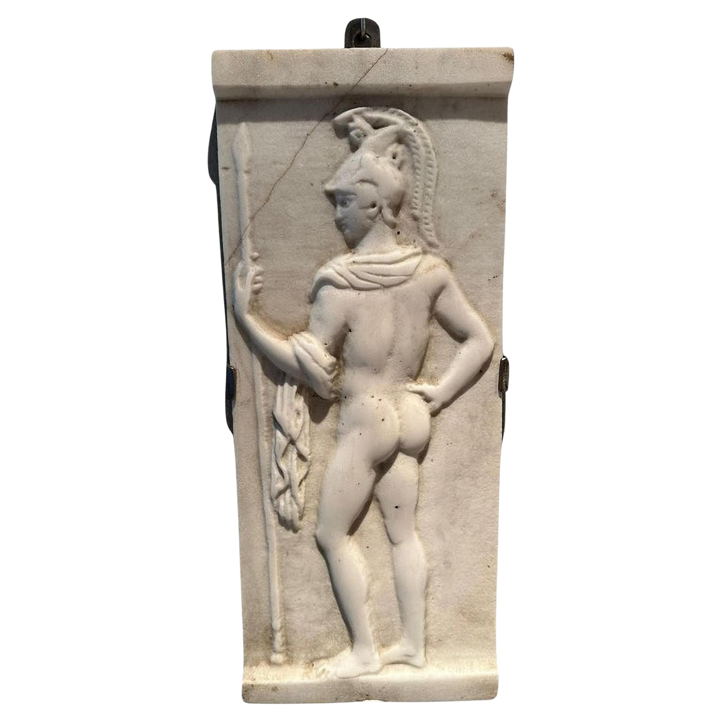 Romanisches Relief „Krieger“ aus Carrara-Marmor aus dem späten 19. Jahrhundert mit Video im Angebot