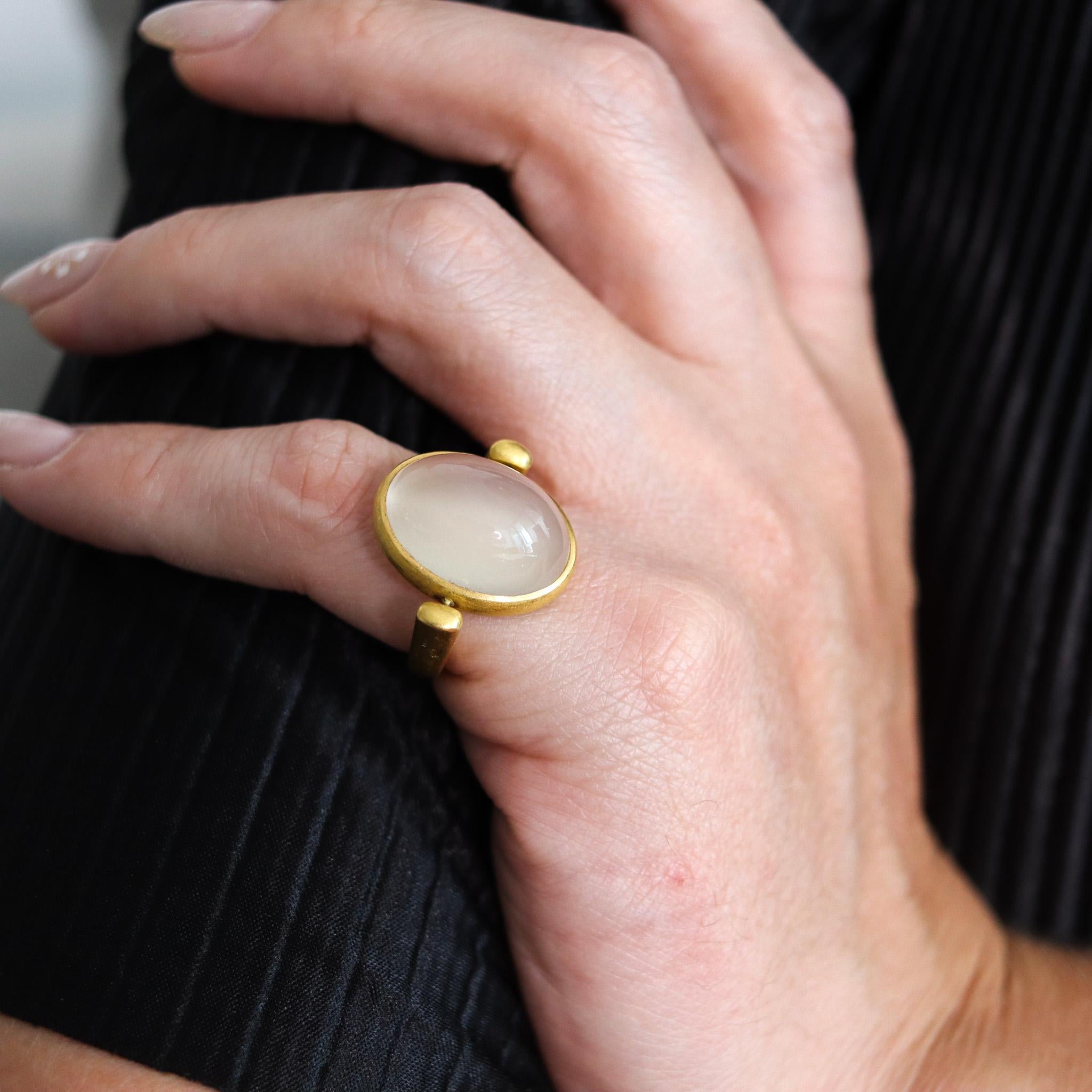 Roman Revival Signet Ring In 18Kt Yellow Gold With 18.49 Ctw Cat's Eye Moonstone For Sale 2