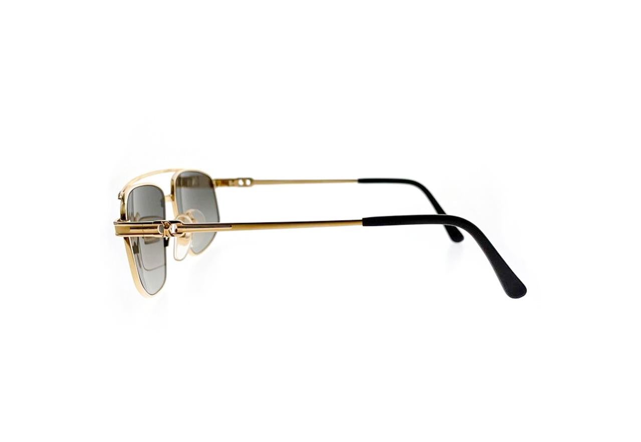 Rothschild from the 90’s are known for their exceptional quality and supreme finishing. This item has never been worn. The alternation between the high-gloss and matt black parts gives a beautiful effect in light. The glasses are equipped with very