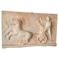 Escultura mural con friso de escena romana